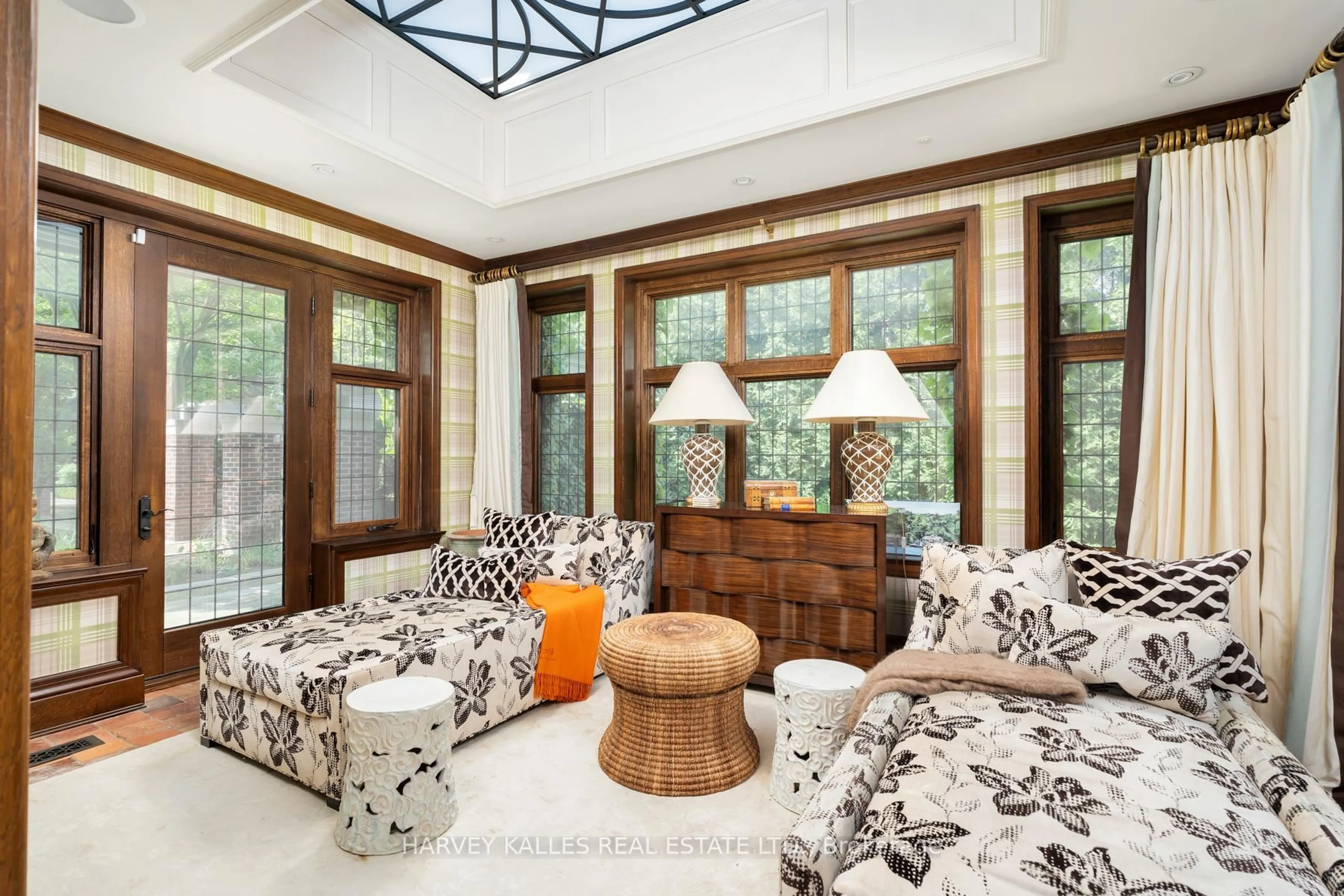 Living room with furniture, unknown for 175 Teddington Park Ave, Toronto Ontario M4N 2C8