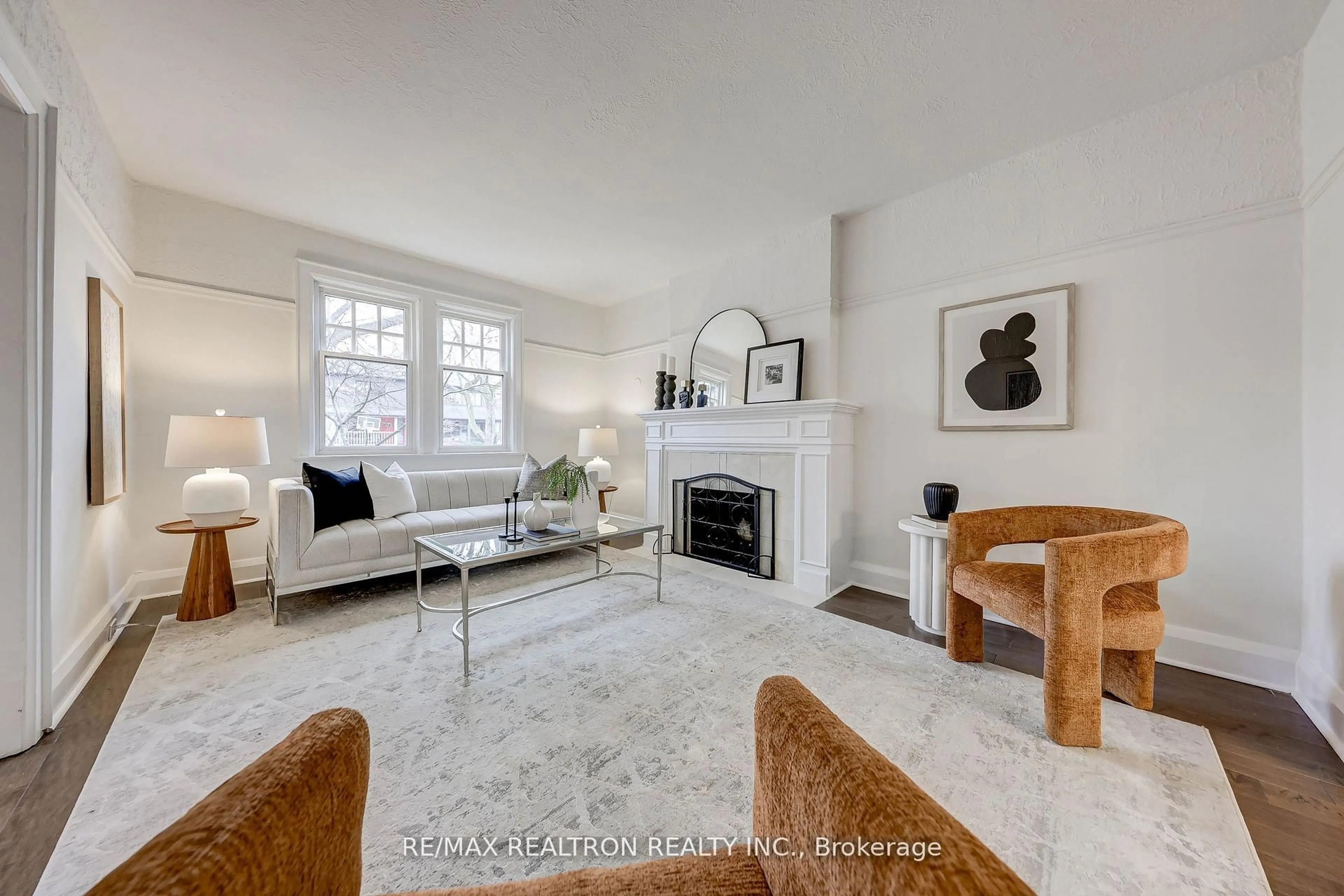 Living room with furniture, unknown for 294 St Germain Ave, Toronto Ontario M5M 1W3