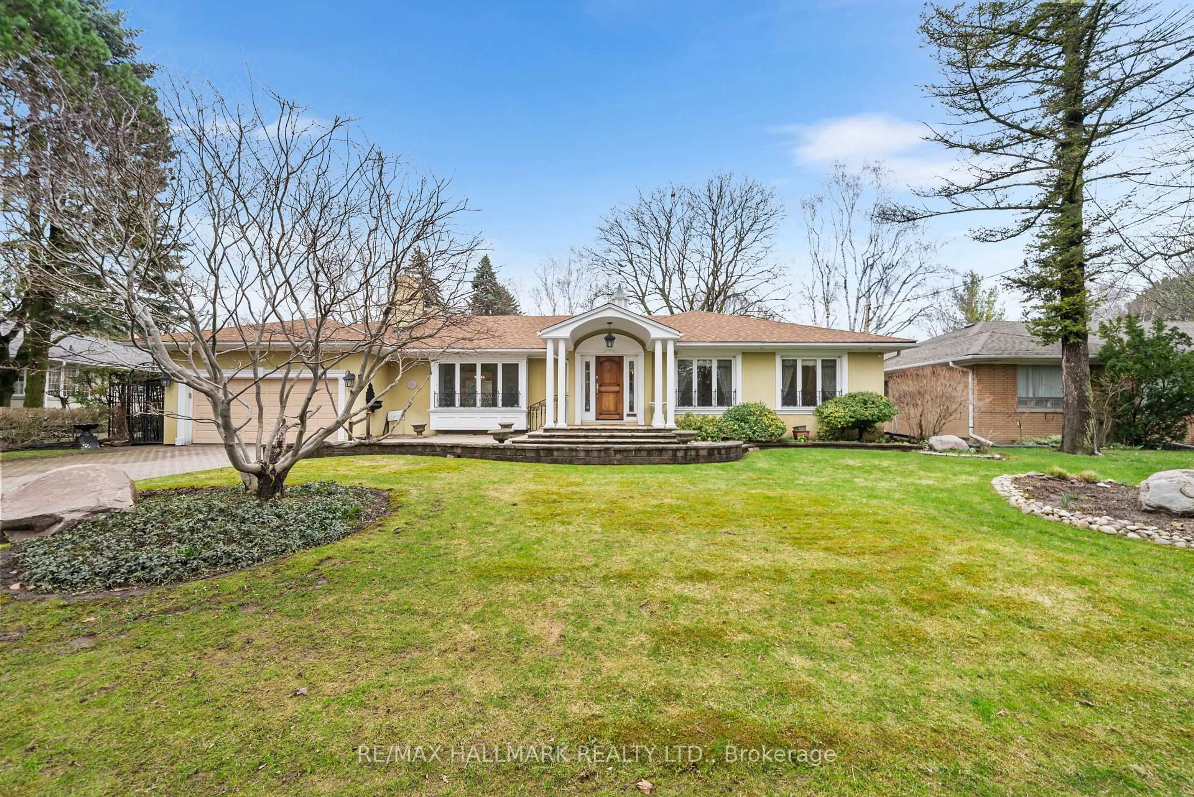 A pic from outside/outdoor area/front of a property/back of a property/a pic from drone, street for 154 Valley Rd, Toronto Ontario M2L 1G4