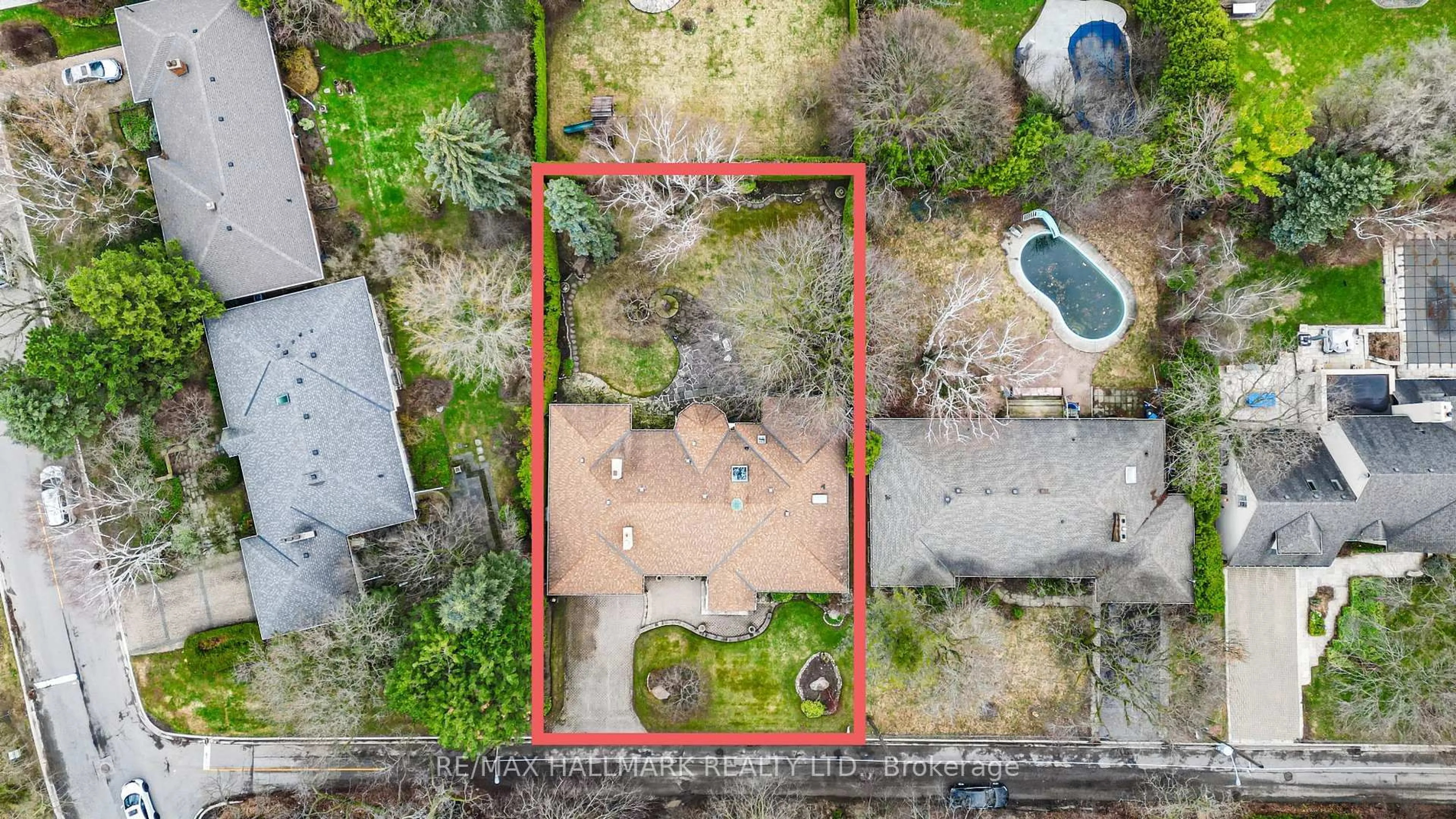 A pic from outside/outdoor area/front of a property/back of a property/a pic from drone, street for 154 Valley Rd, Toronto Ontario M2L 1G4