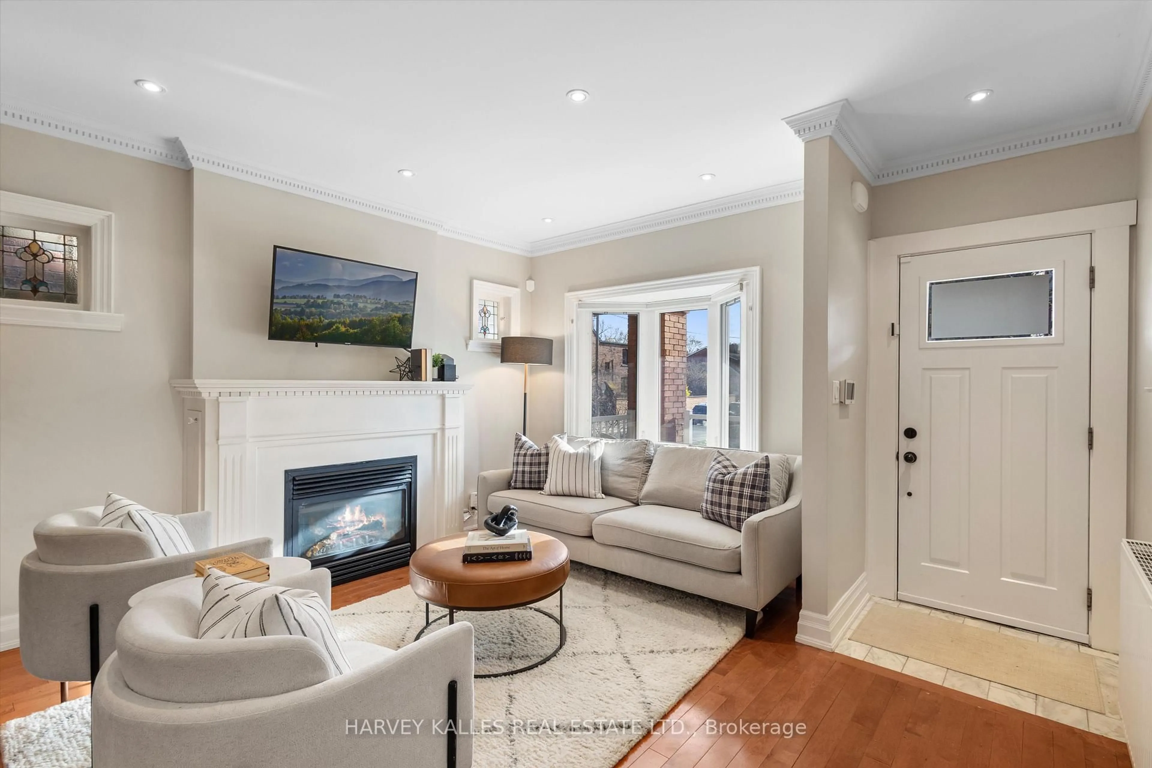 Living room with furniture, unknown for 55 Kenwood Ave, Toronto Ontario M6C 2S1