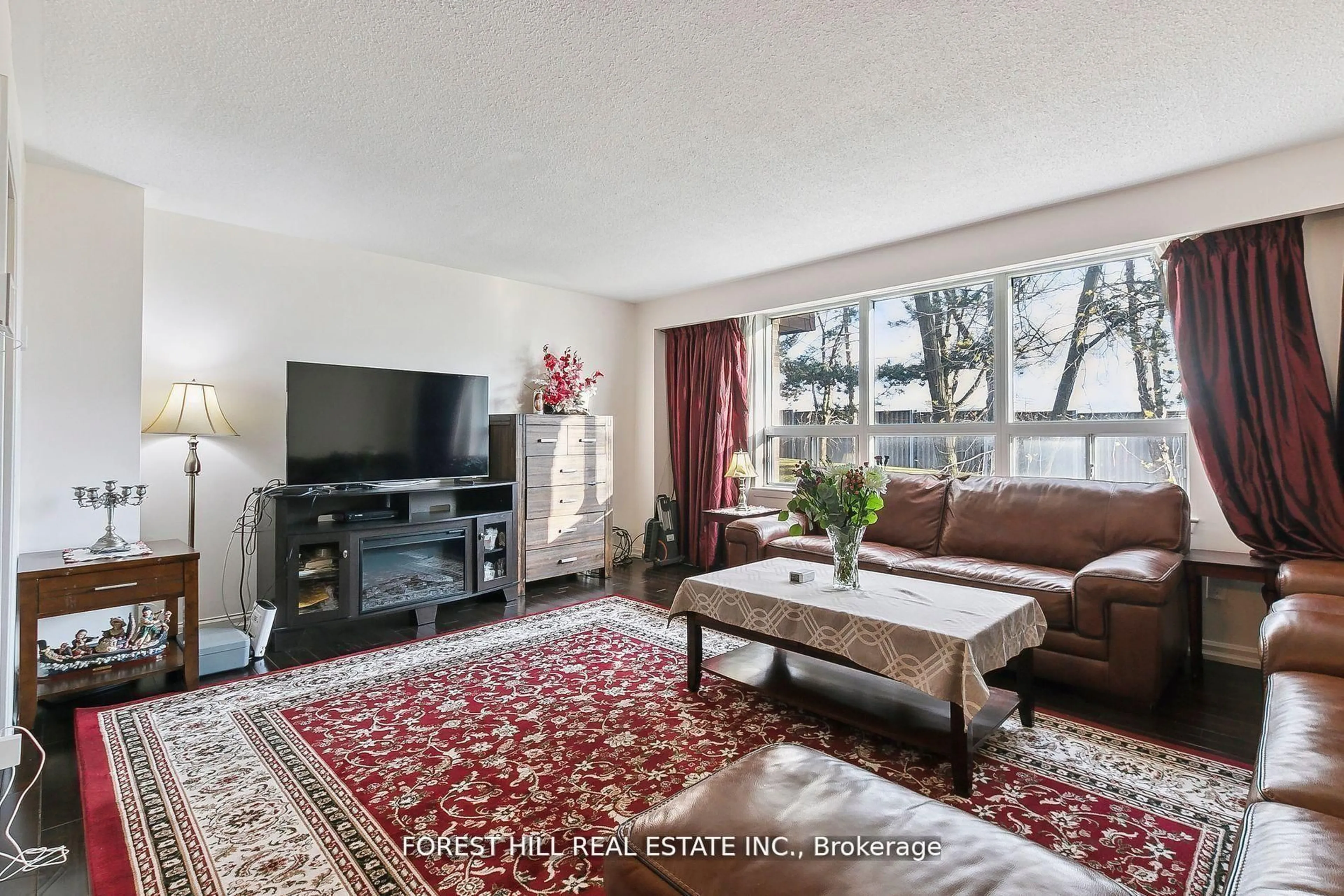 Living room with furniture, unknown for 86 Village Greenway, Toronto Ontario M2J 1K8