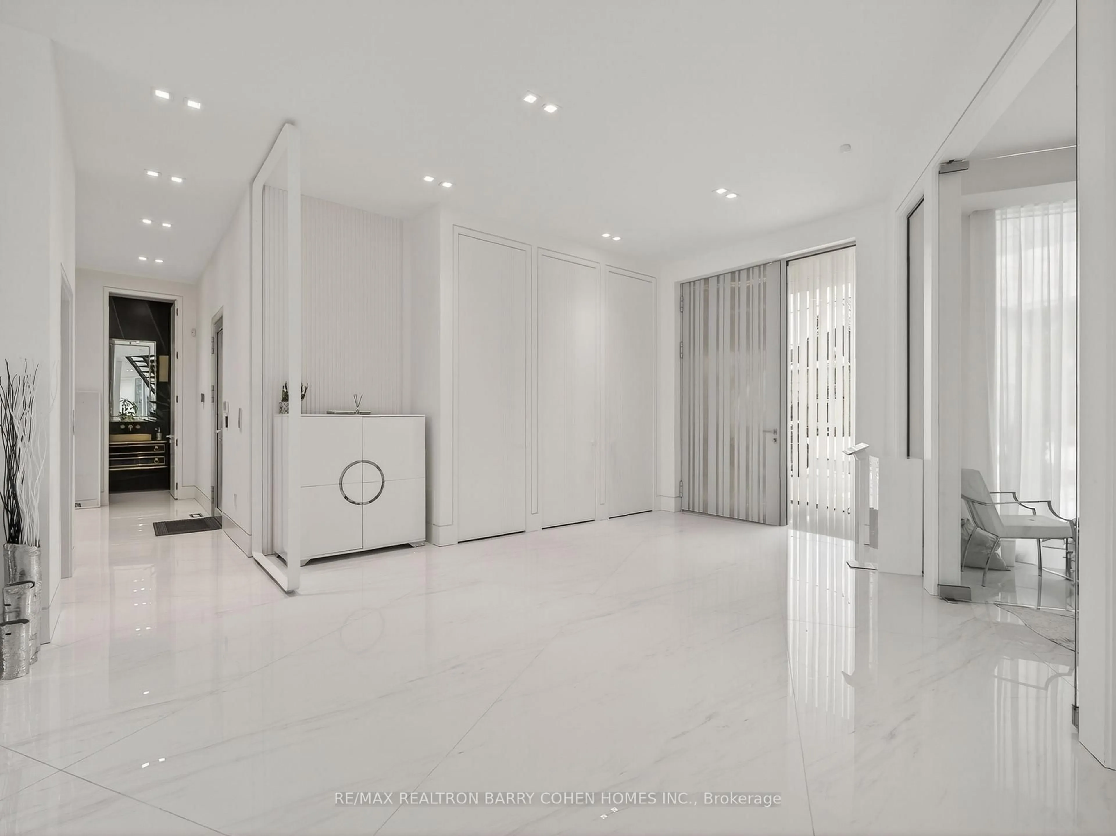 Indoor foyer for 8 Cadmus Rd, Toronto Ontario M2M 2M4