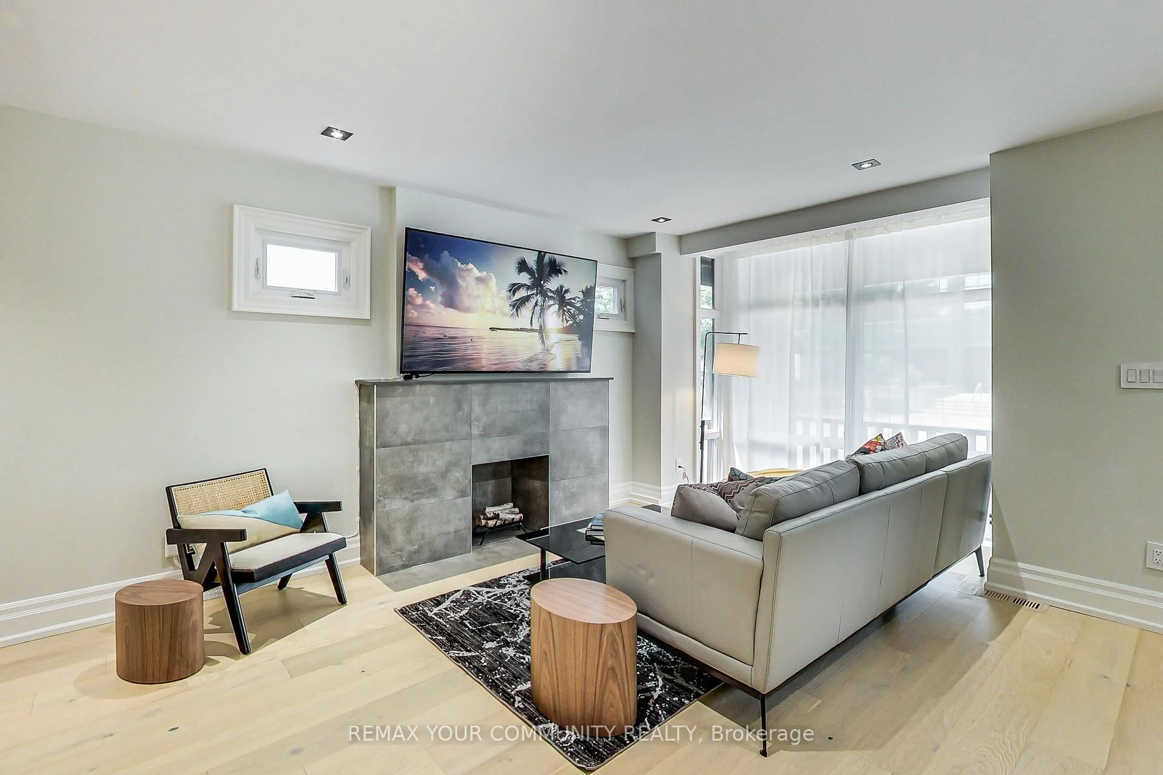 Living room with furniture, unknown for 47 Soudan Ave, Toronto Ontario M4S 1V5