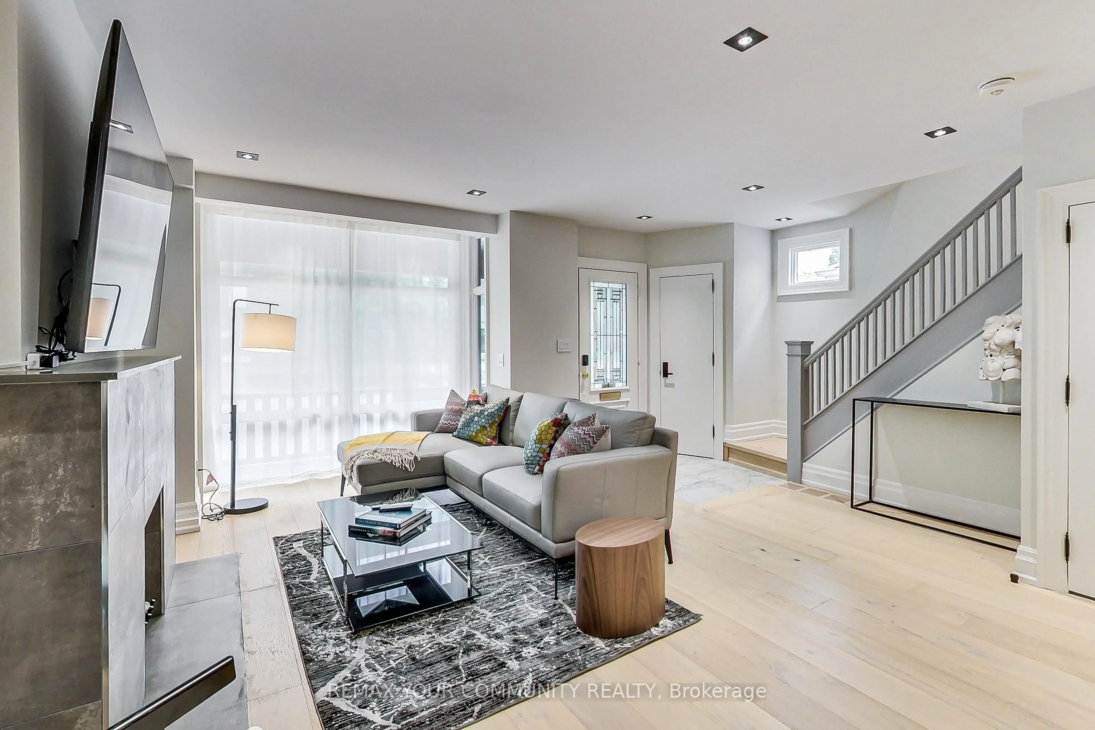 Living room with furniture, unknown for 47 Soudan Ave, Toronto Ontario M4S 1V5