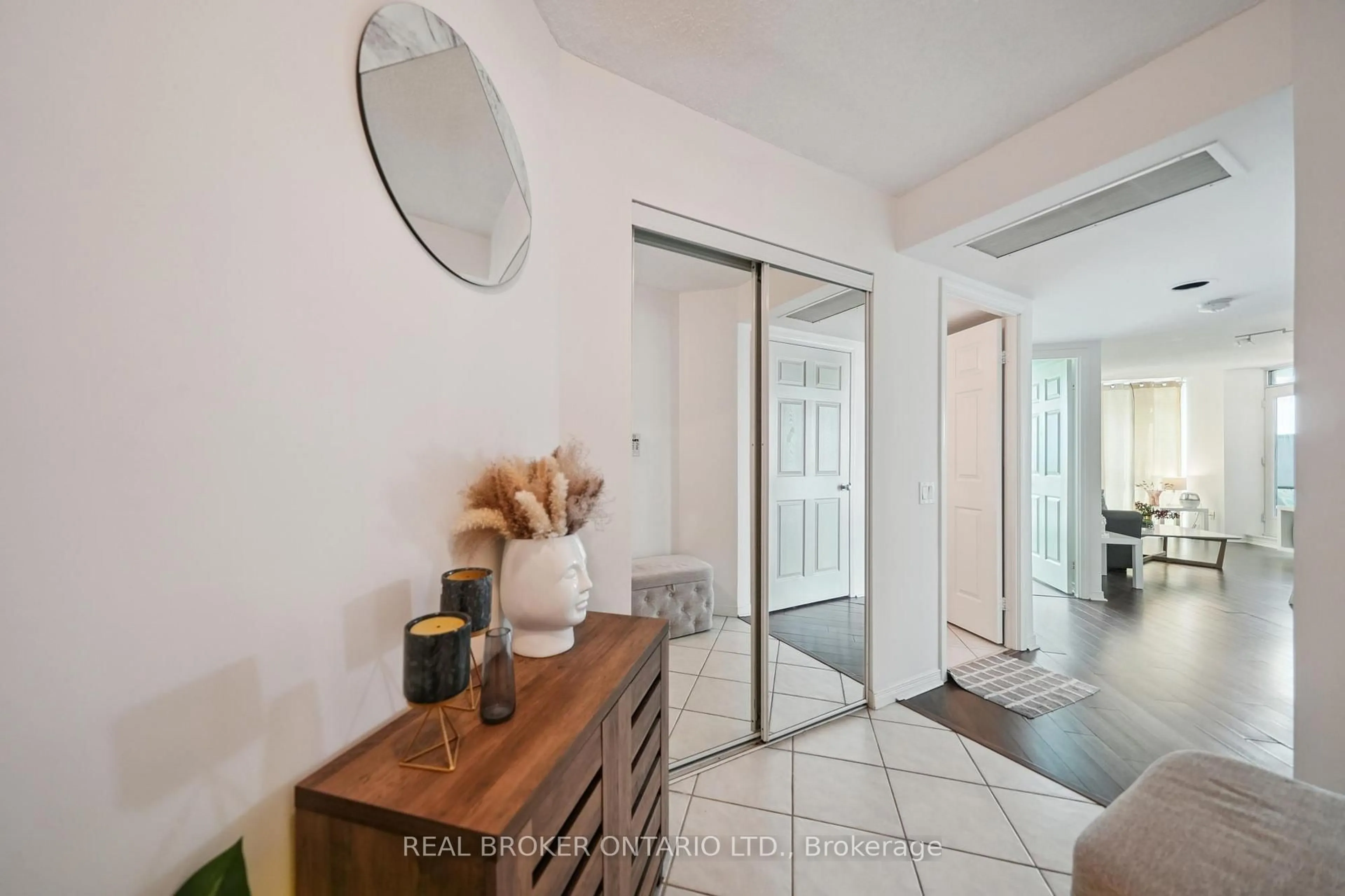 Indoor entryway for 28 Harrison Garden Blvd #808, Toronto Ontario M2N 7B5