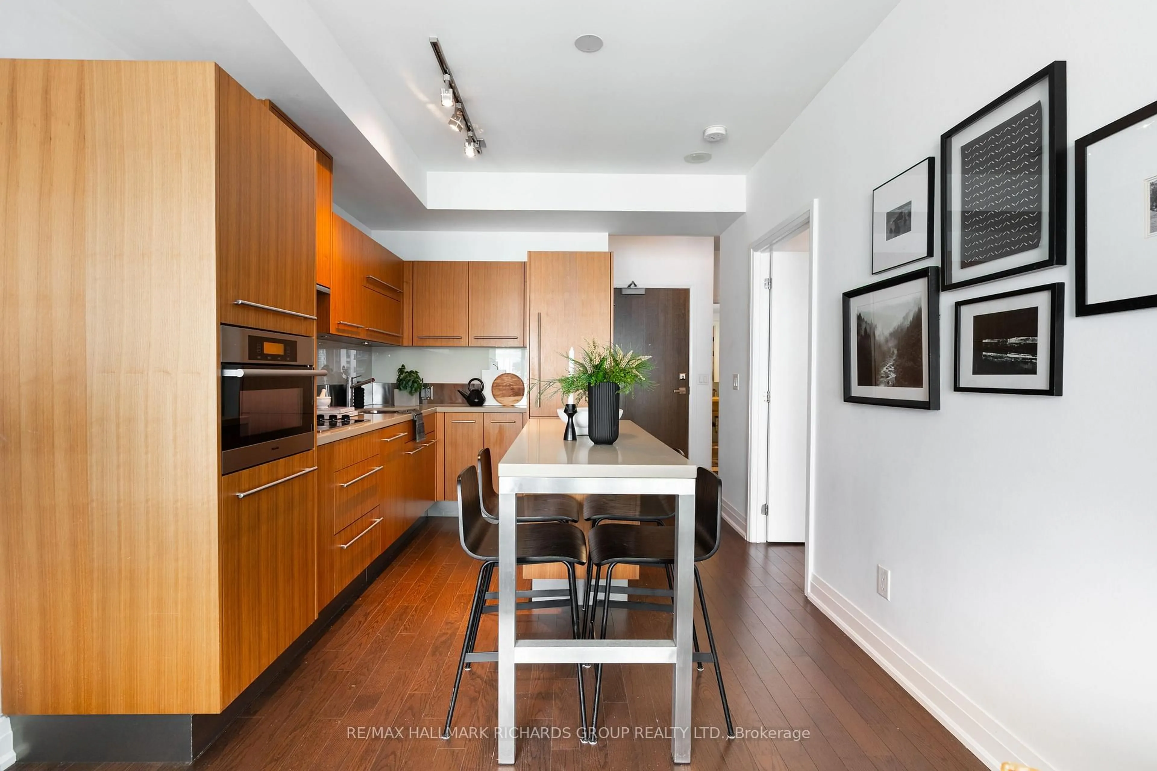 Contemporary kitchen, unknown for 80 John St #2008, Toronto Ontario M5V 3X4