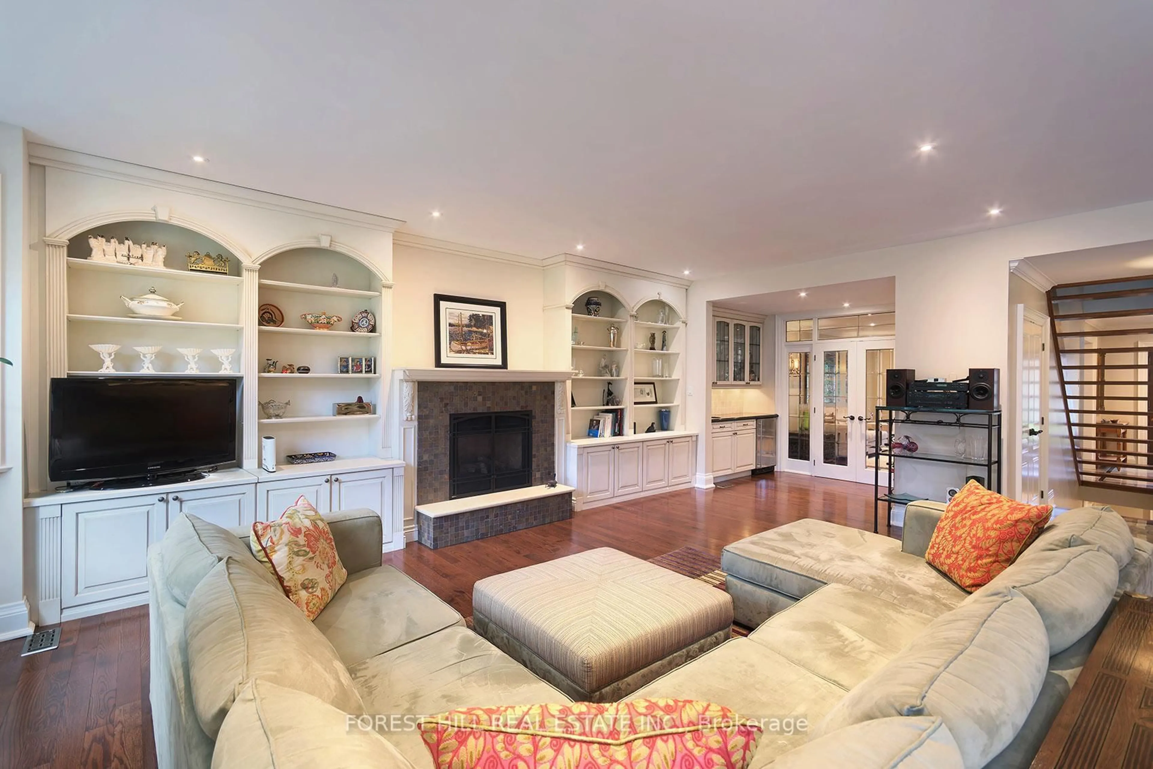 Living room with furniture, unknown for 120 Glenayr Rd, Toronto Ontario M5P 3C2