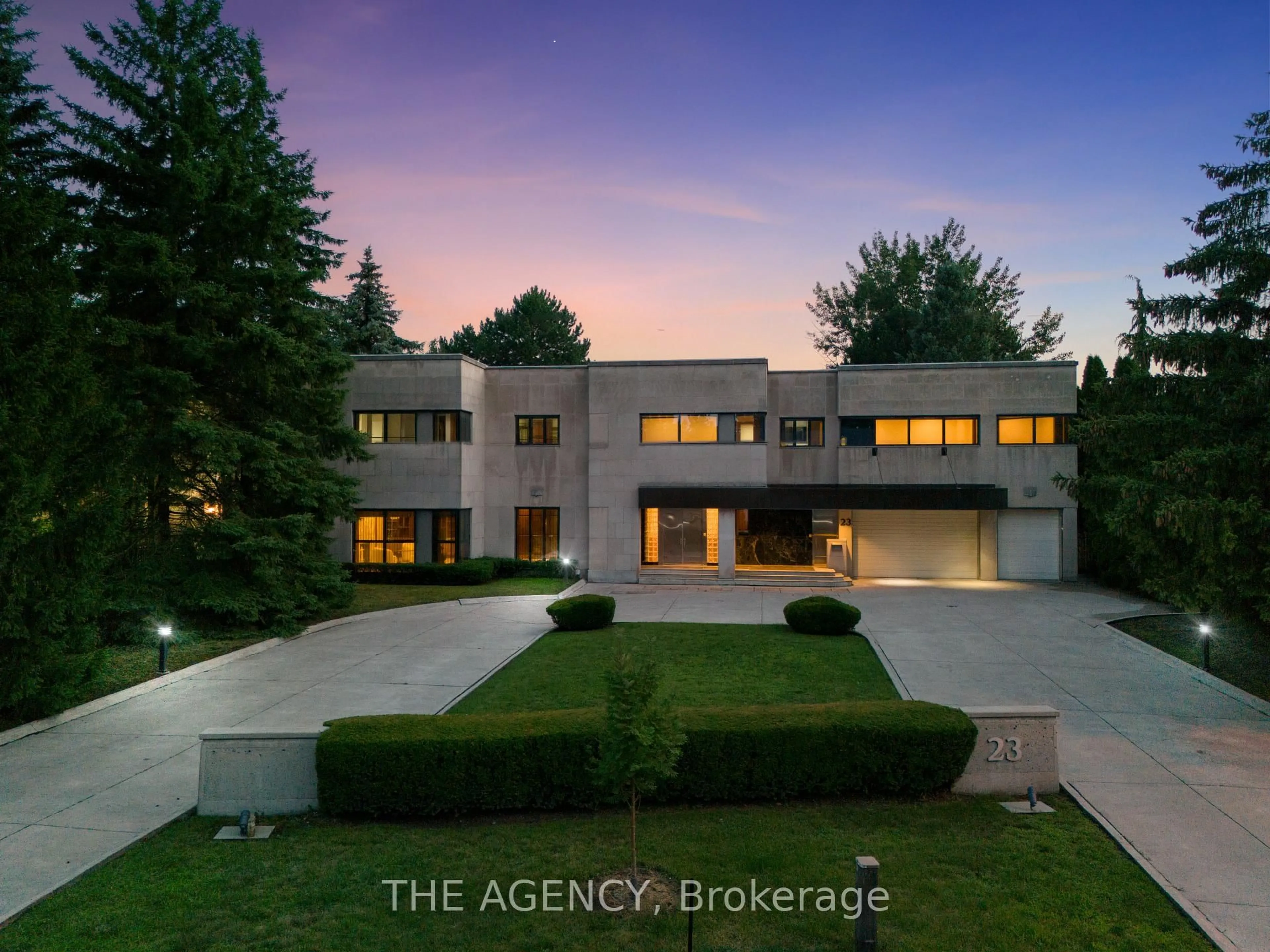 A pic from outside/outdoor area/front of a property/back of a property/a pic from drone, building for 23 Bayview Rdge, Toronto Ontario M2L 1E3