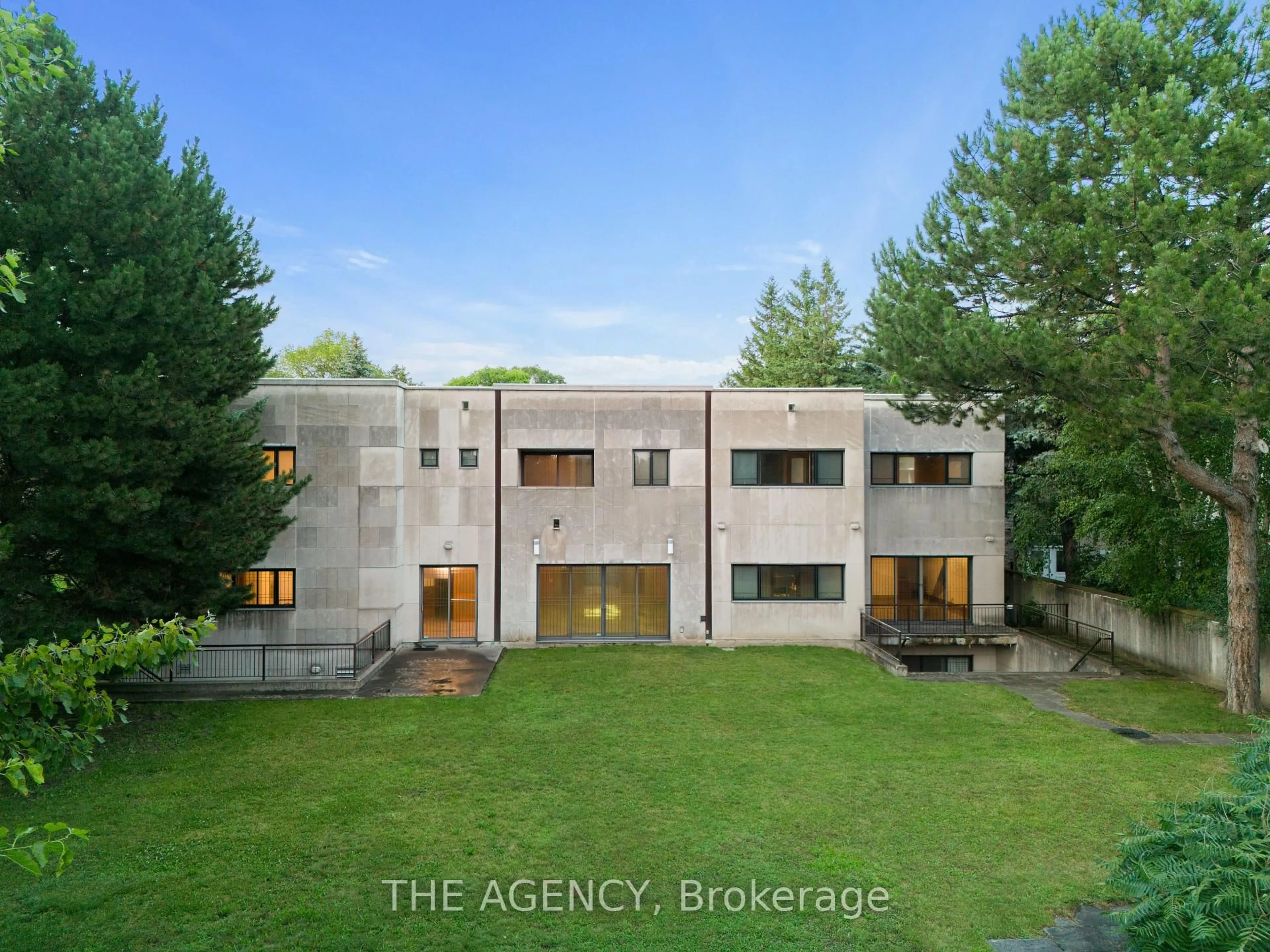 A pic from outside/outdoor area/front of a property/back of a property/a pic from drone, building for 23 Bayview Rdge, Toronto Ontario M2L 1E3