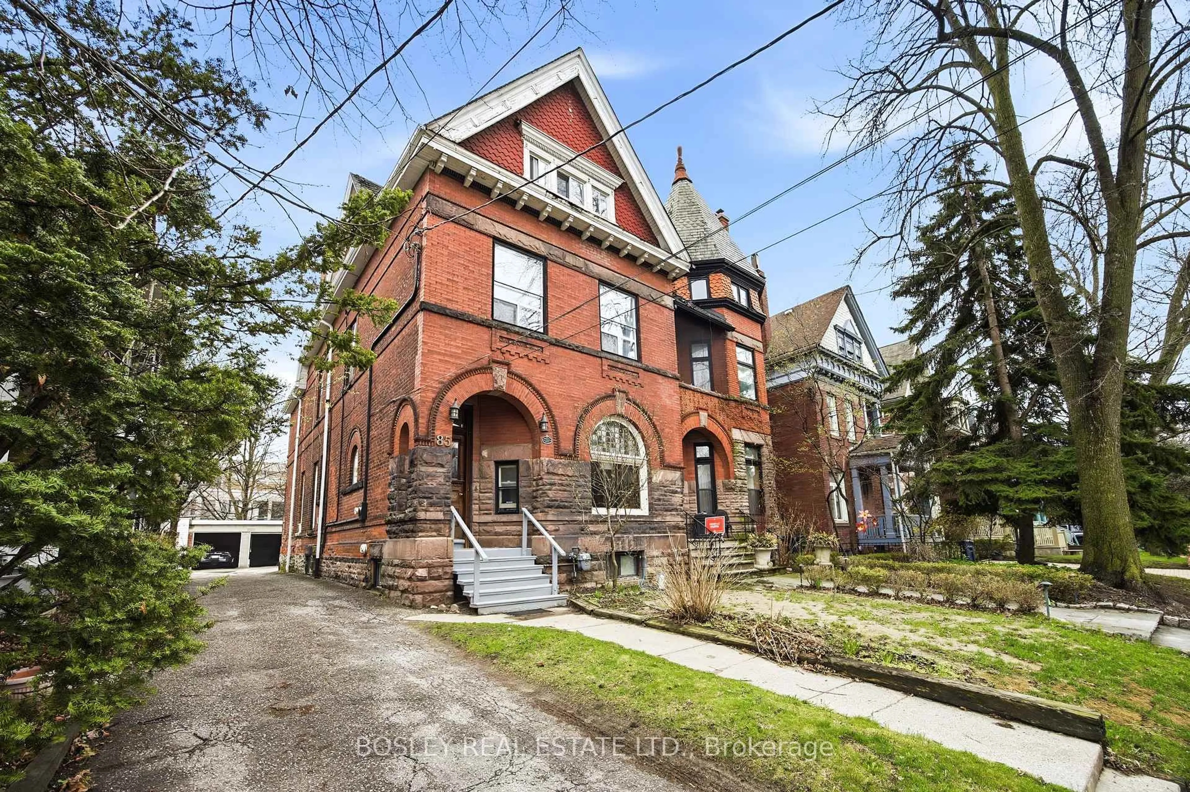 Home with brick exterior material, building for 85 Walmer Rd, Toronto Ontario M5R 2X6