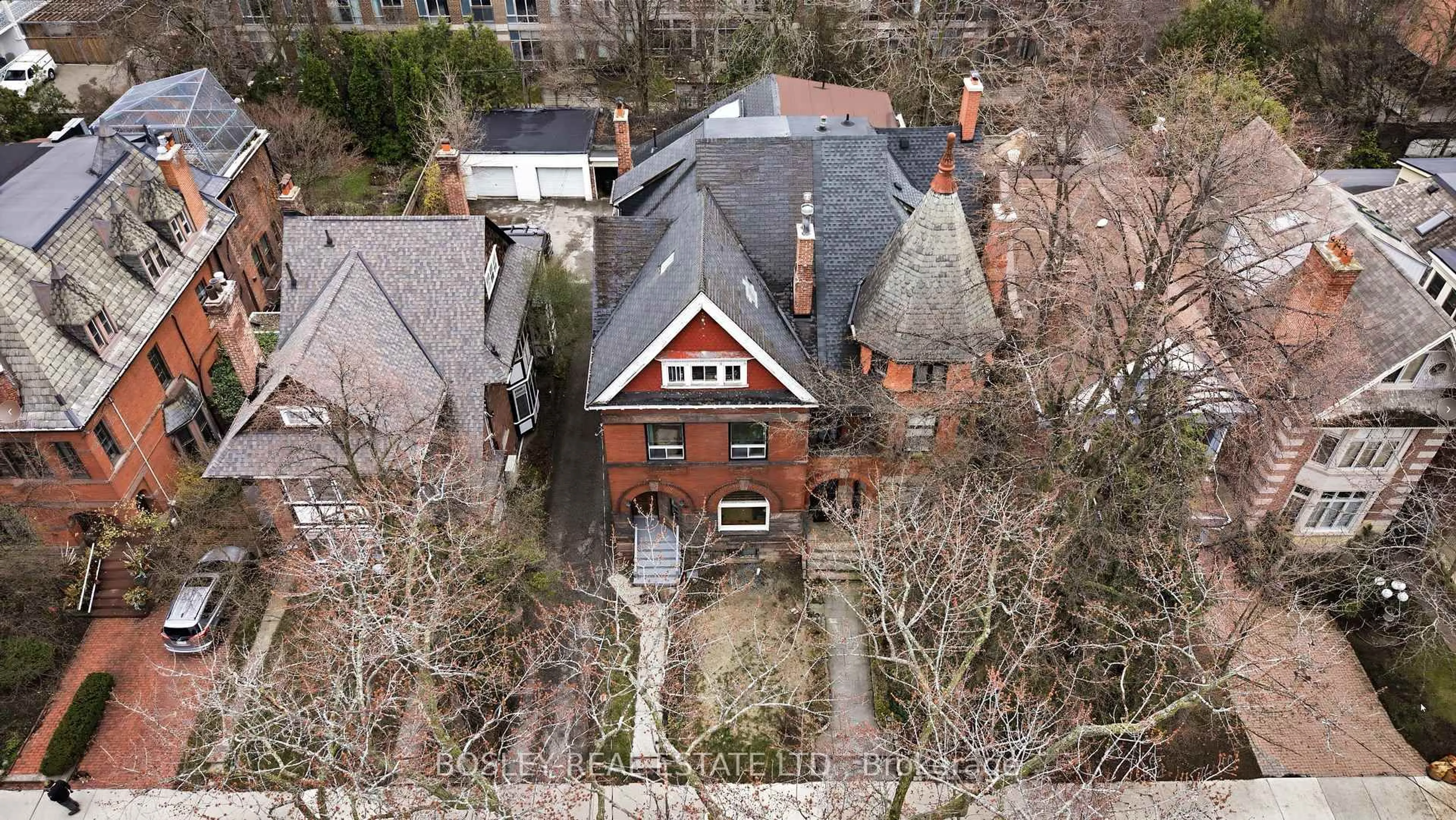 A pic from outside/outdoor area/front of a property/back of a property/a pic from drone, building for 85 Walmer Rd, Toronto Ontario M5R 2X6