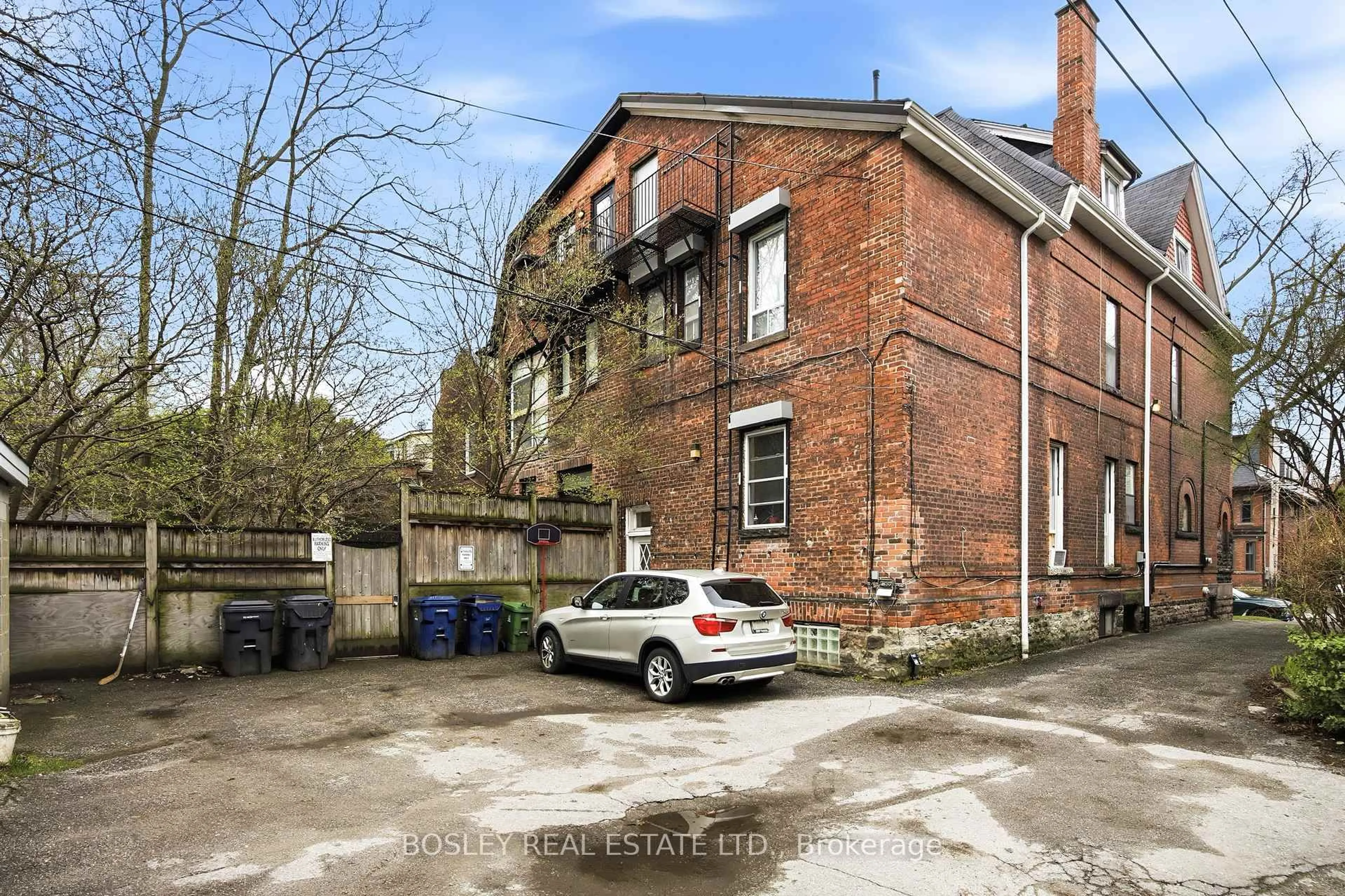 A pic from outside/outdoor area/front of a property/back of a property/a pic from drone, street for 85 Walmer Rd, Toronto Ontario M5R 2X6
