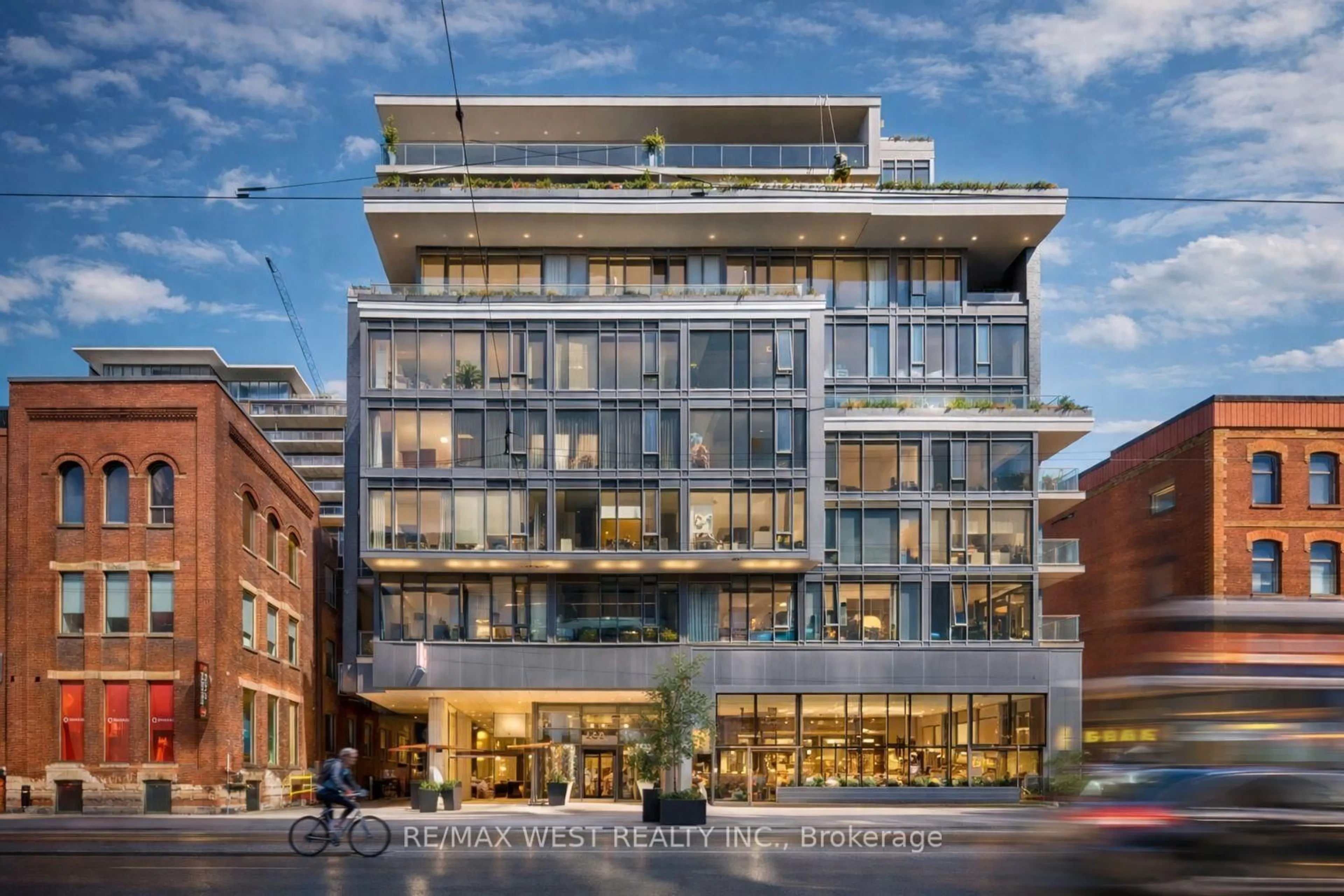 Indoor foyer for 650 King St #310, Toronto Ontario M5V 0H6