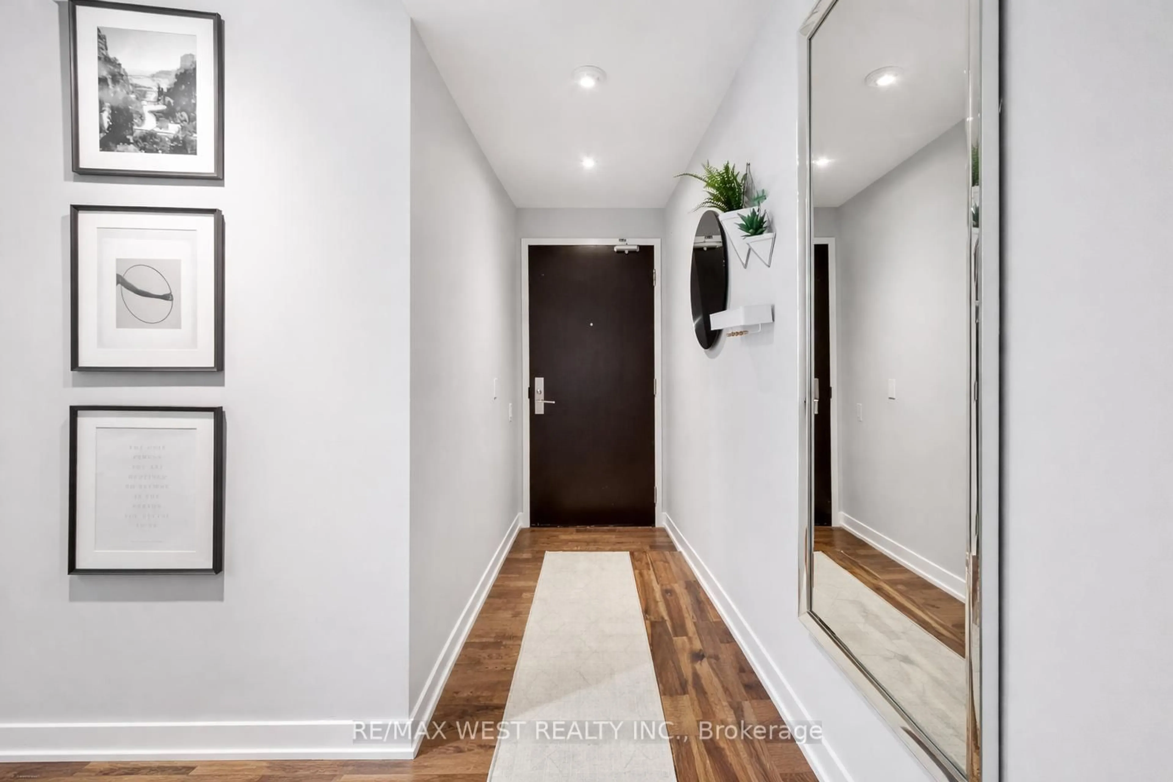 Indoor entryway for 650 King St #310, Toronto Ontario M5V 0H6