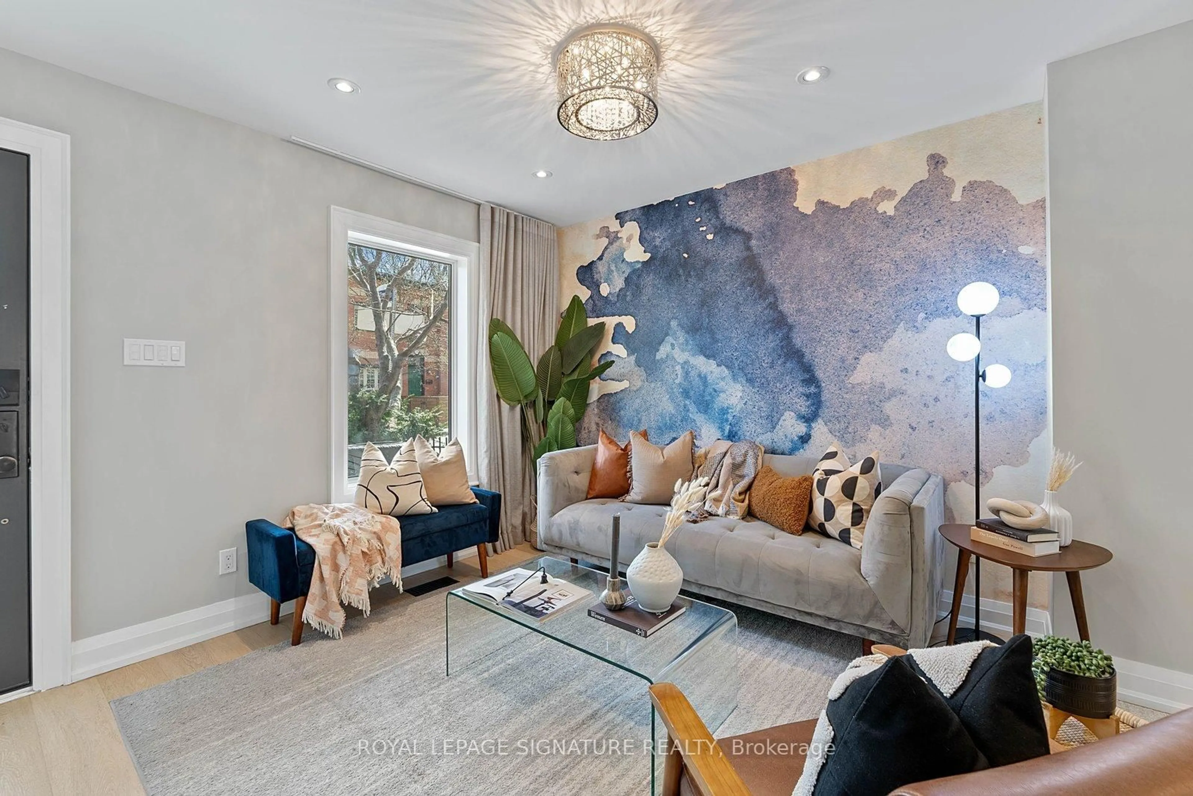 Living room with furniture, unknown for 100 Sussex Ave, Toronto Ontario M5S 1K3