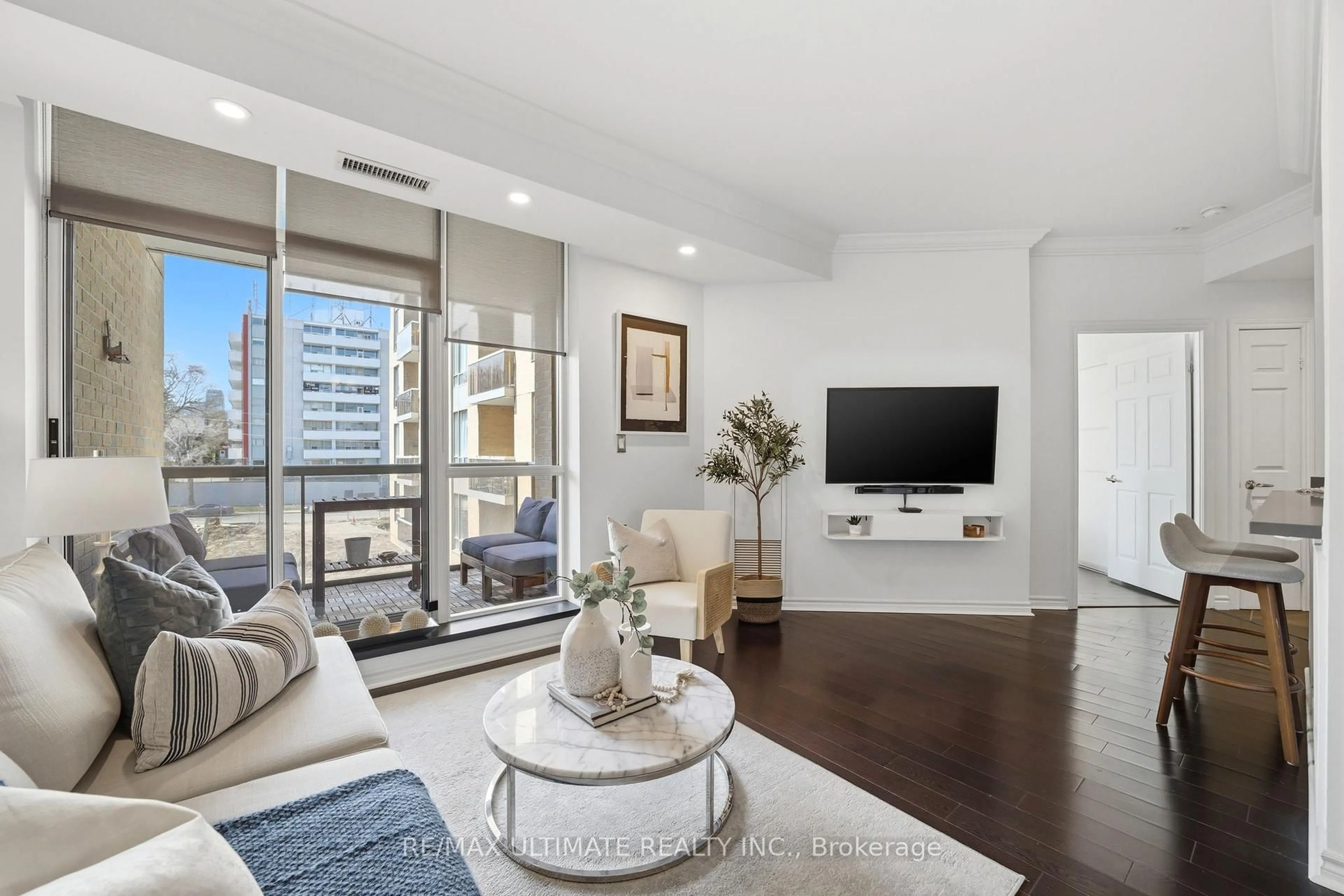 Living room with furniture, unknown for 1750 Bayview Ave #405, Toronto Ontario M4G 3C4