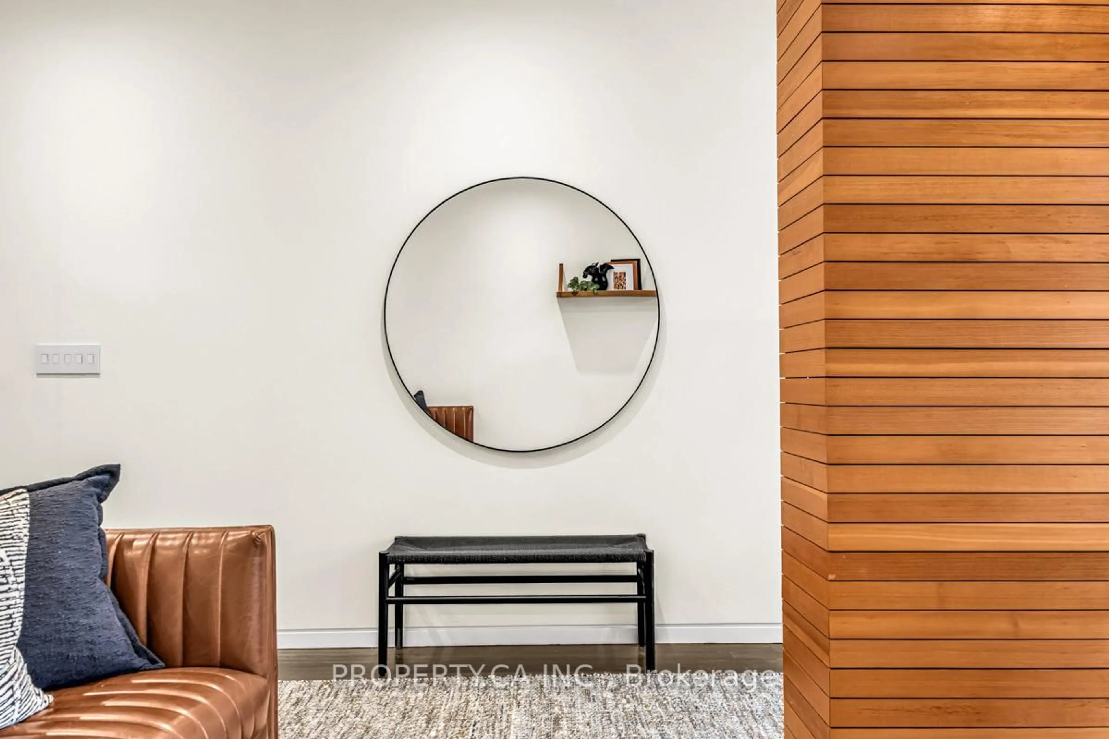 Indoor entryway for 270 Euclid Ave, Toronto Ontario M6J 2K2