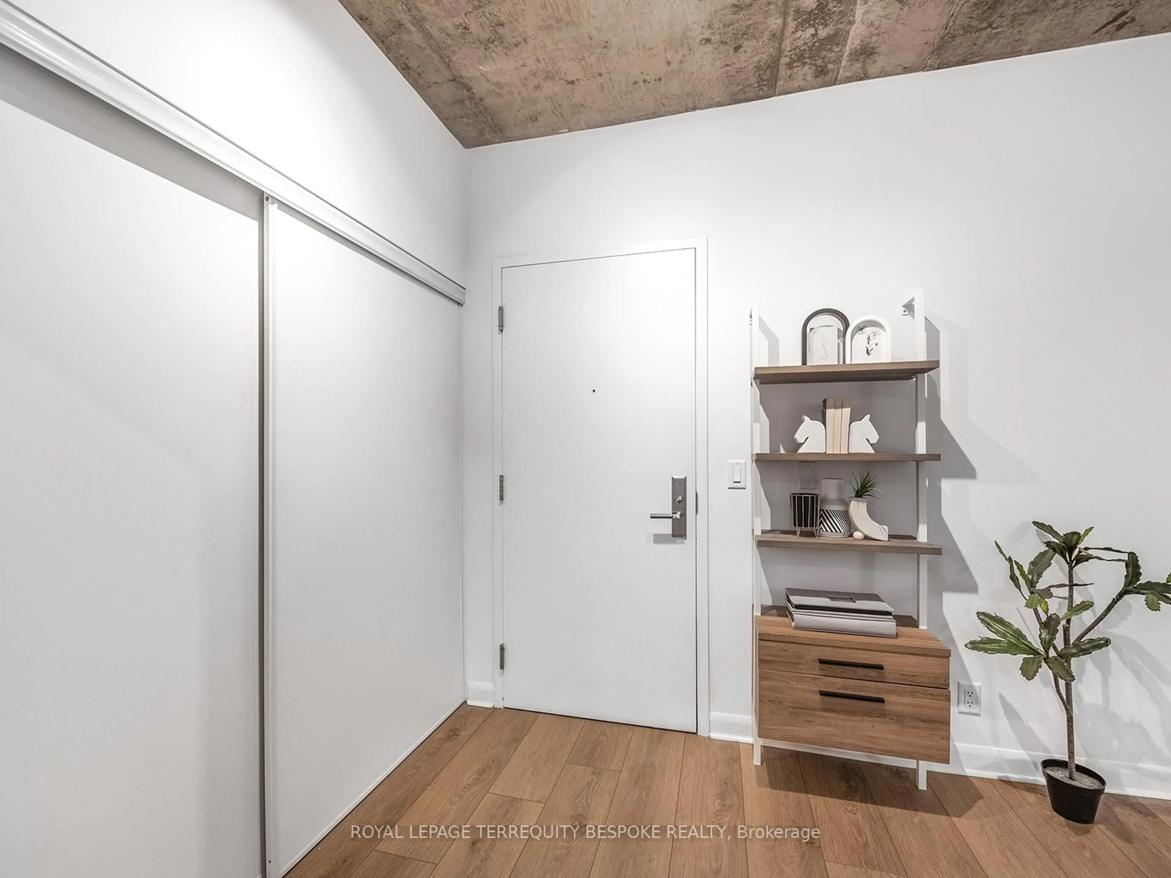 Indoor entryway for 478 King St #202, Toronto Ontario M5V 0A8