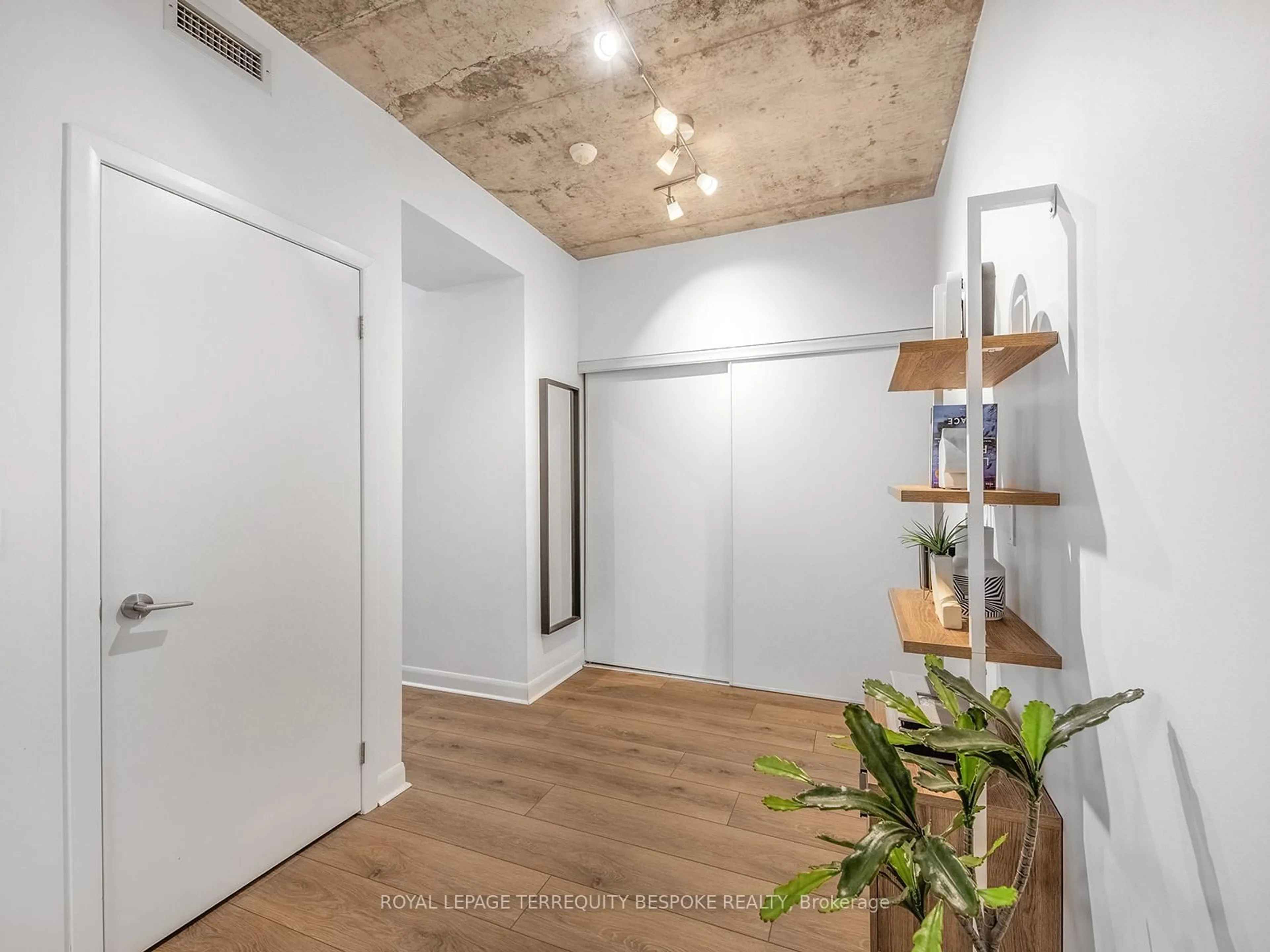 Indoor entryway for 478 King St #202, Toronto Ontario M5V 0A8