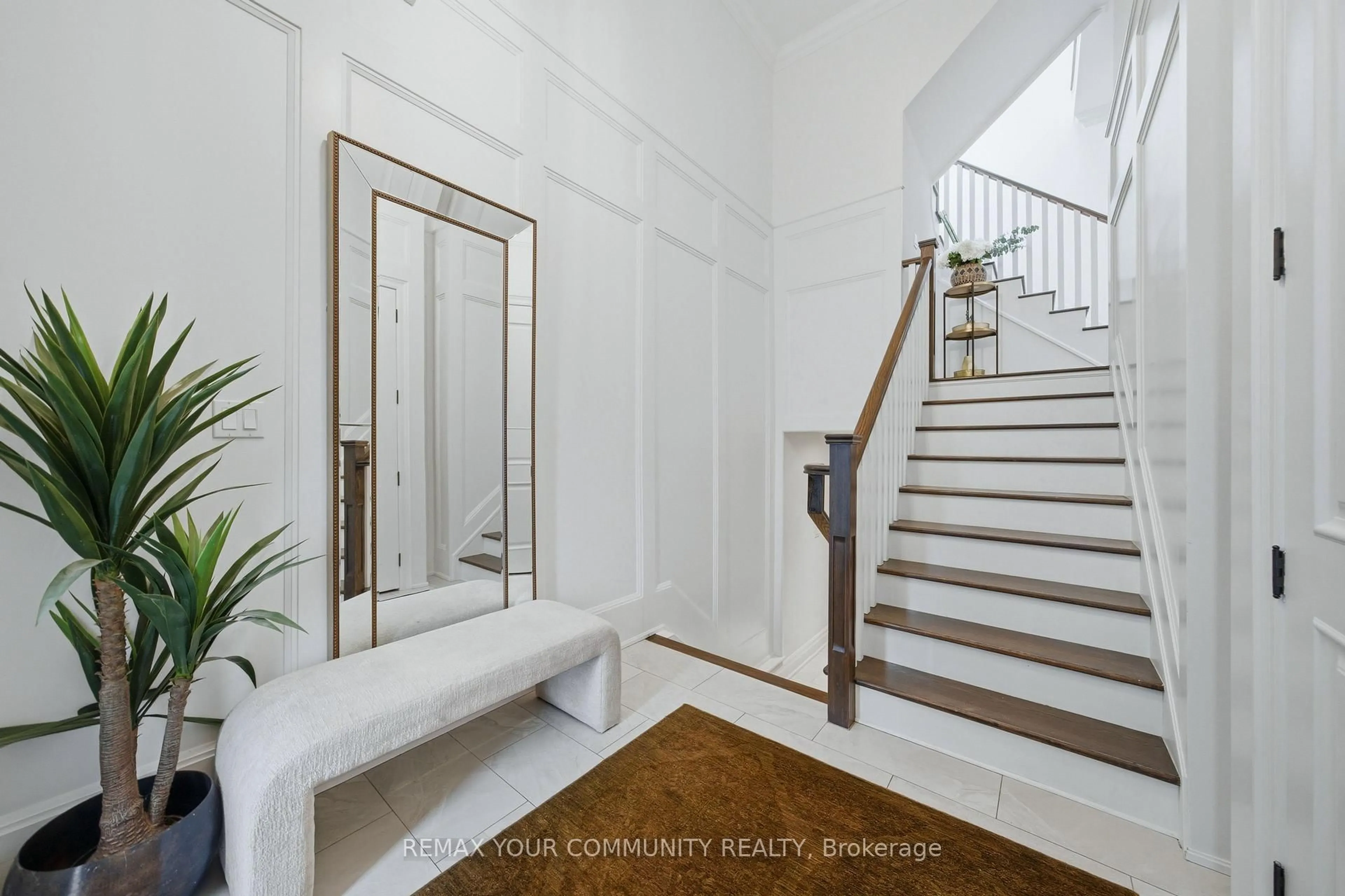 Indoor entryway for 116 Frontenac Ave, Toronto Ontario M5N 1Z8