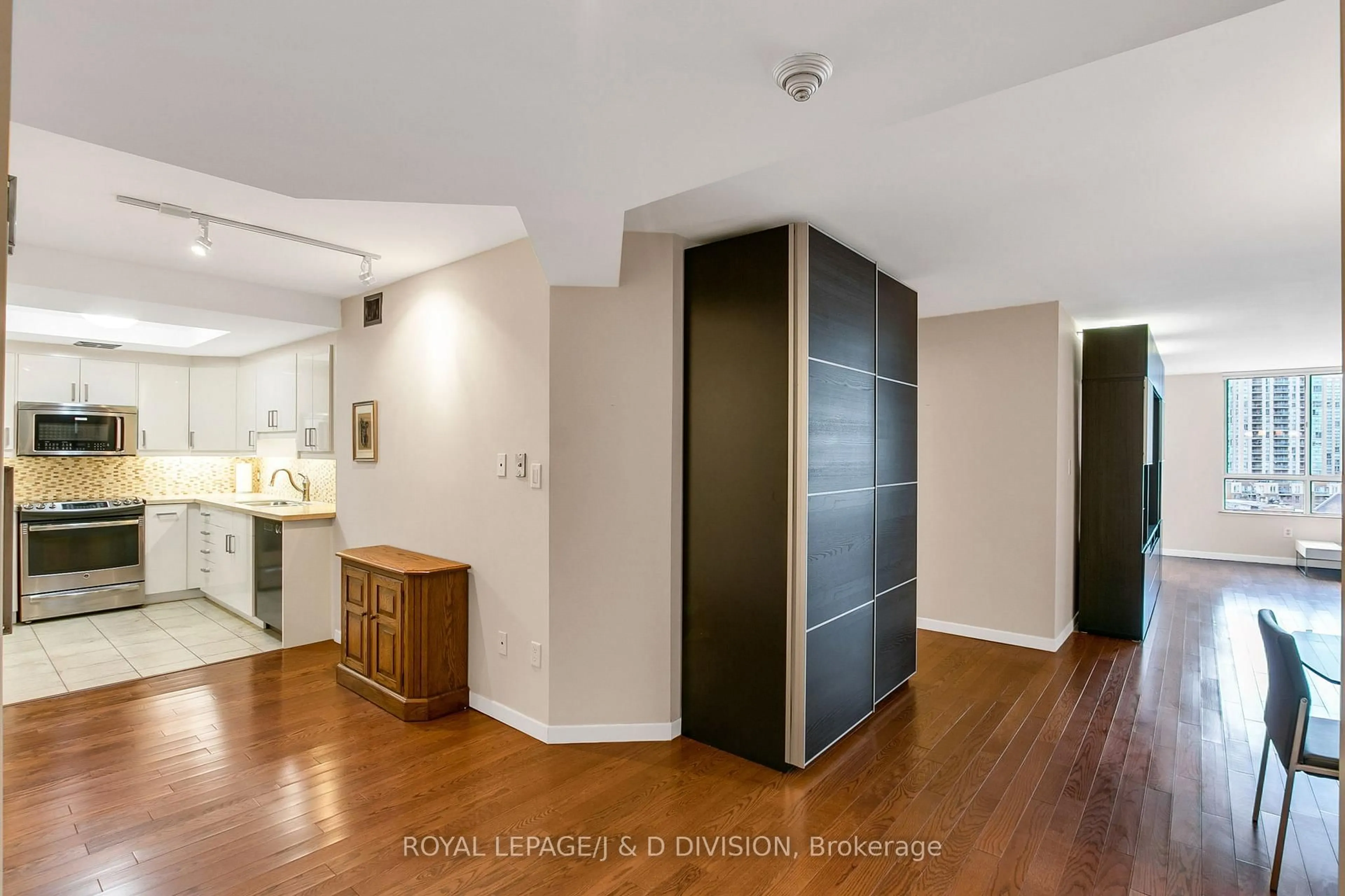 Indoor entryway for 5444 Yonge St #1001, Toronto Ontario M3N 6J4