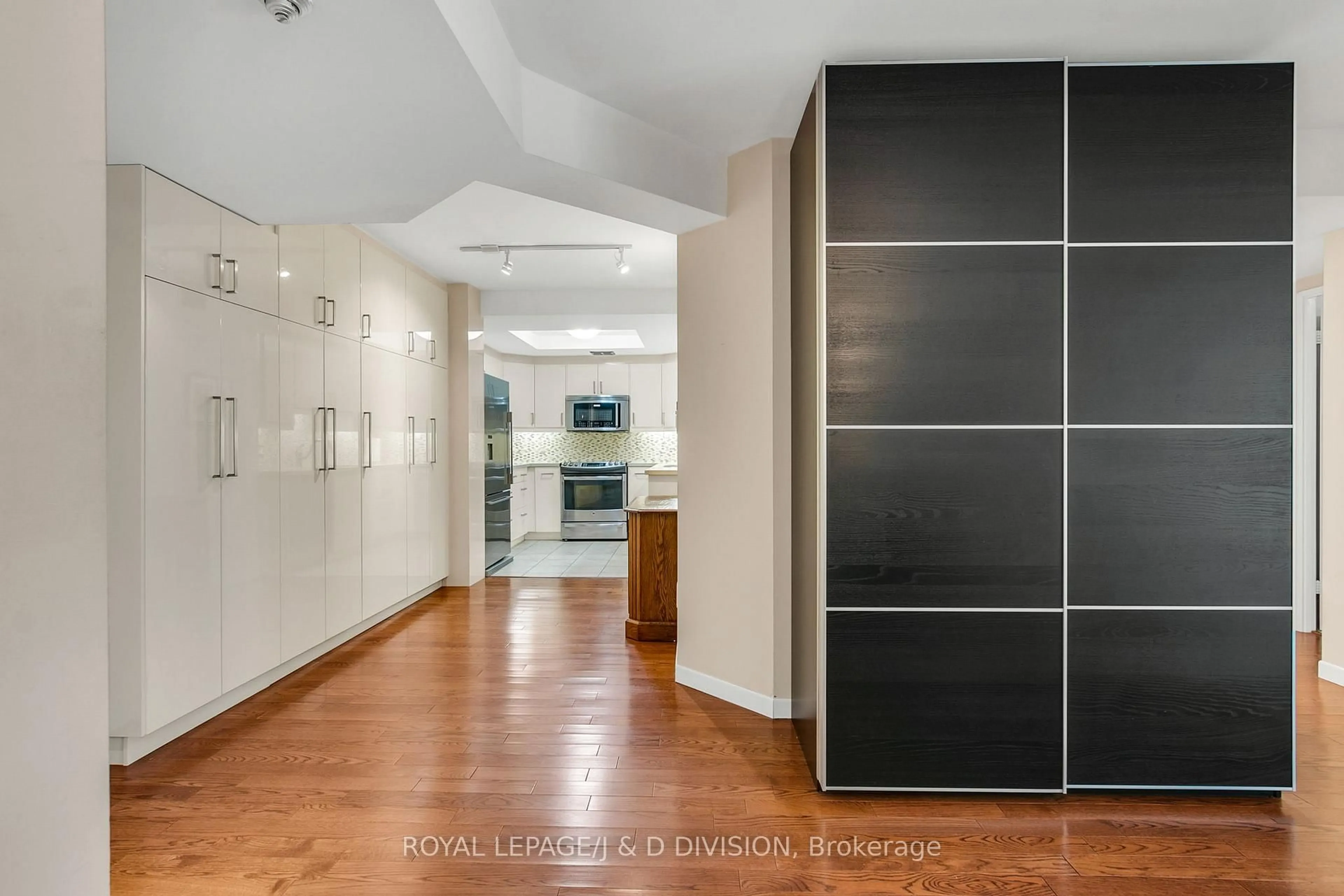 Indoor foyer for 5444 Yonge St #1001, Toronto Ontario M3N 6J4