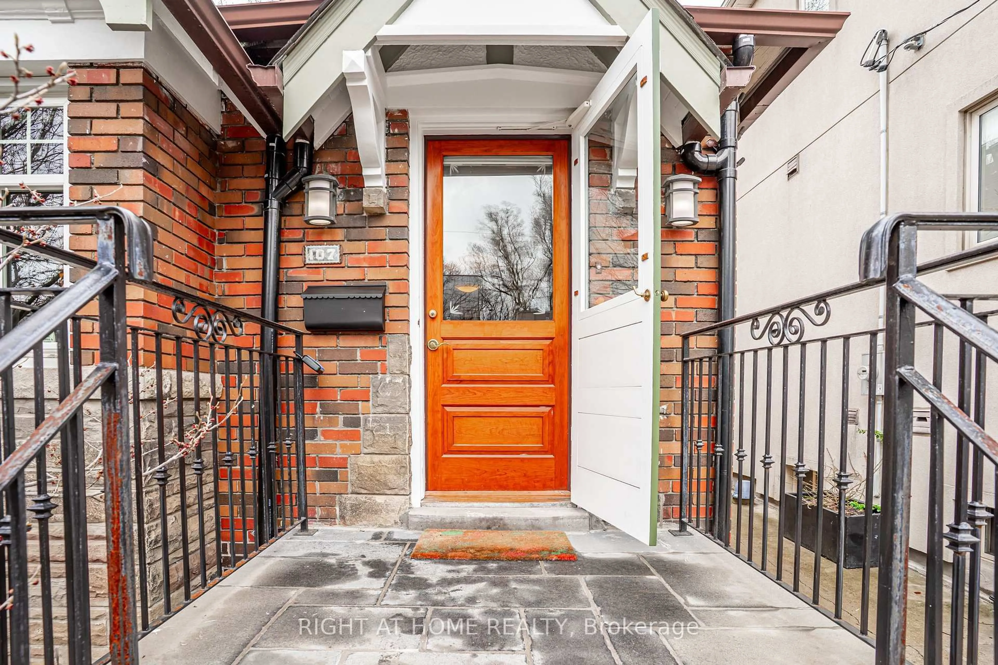 Indoor entryway for 107 Everden Rd, Toronto Ontario M6C 3K7