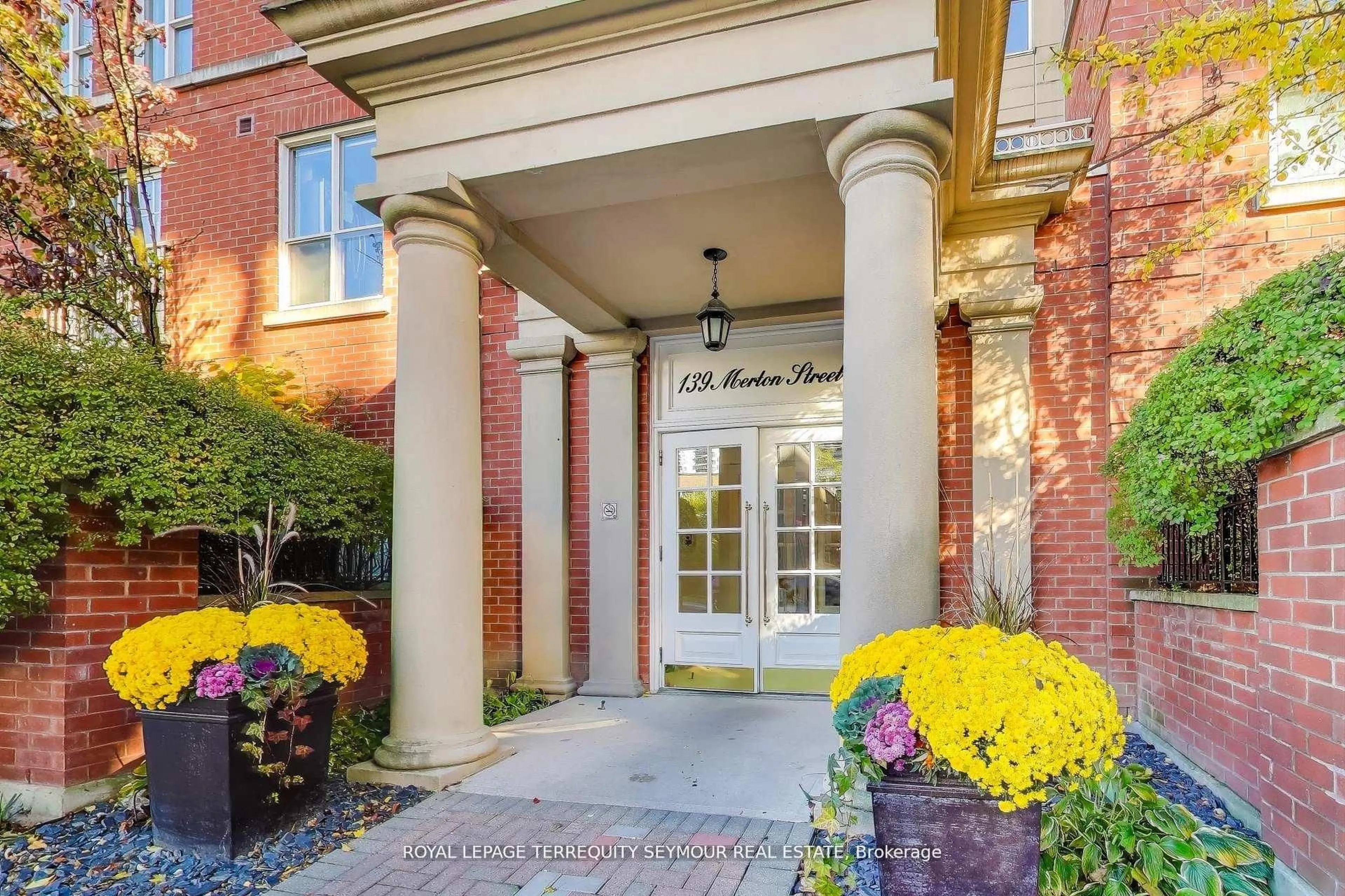 Indoor foyer for 139 Merton St #448, Toronto Ontario M4S 3G7