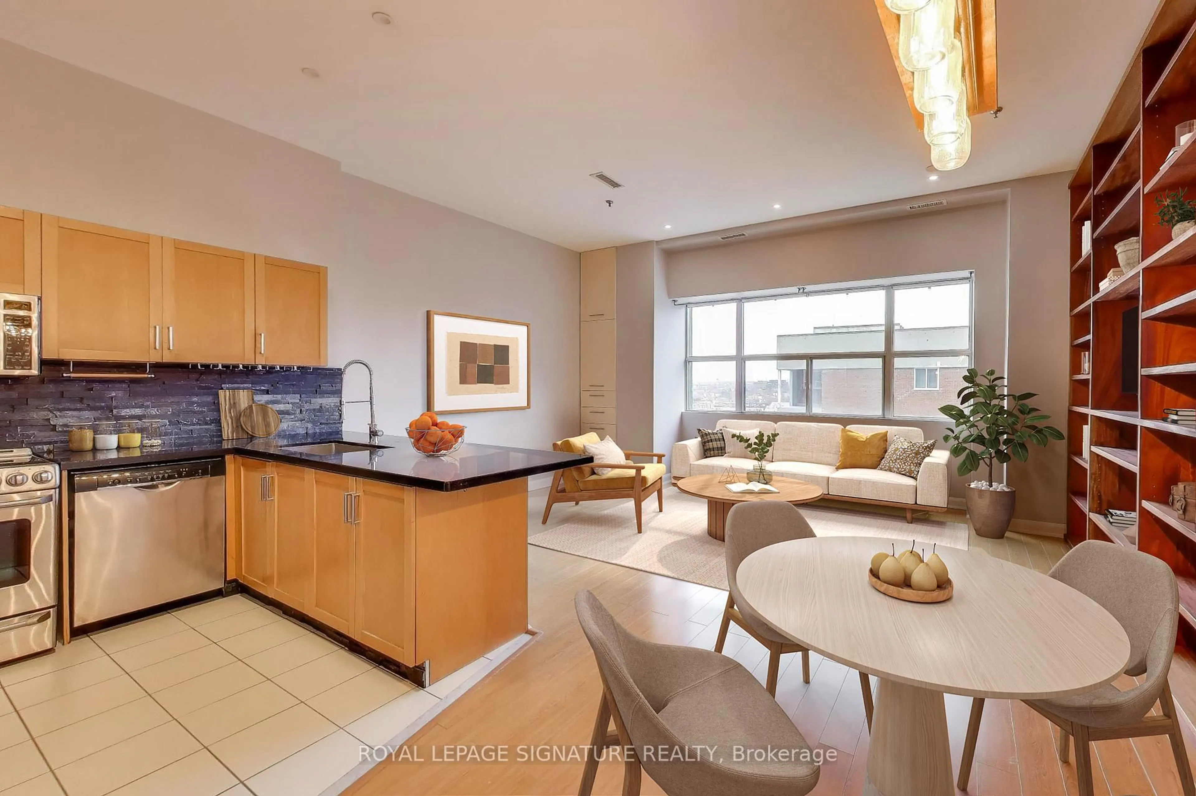 Open concept kitchen, ceramic/tile floor for 700 King St #801, Toronto Ontario M5V 2Y6