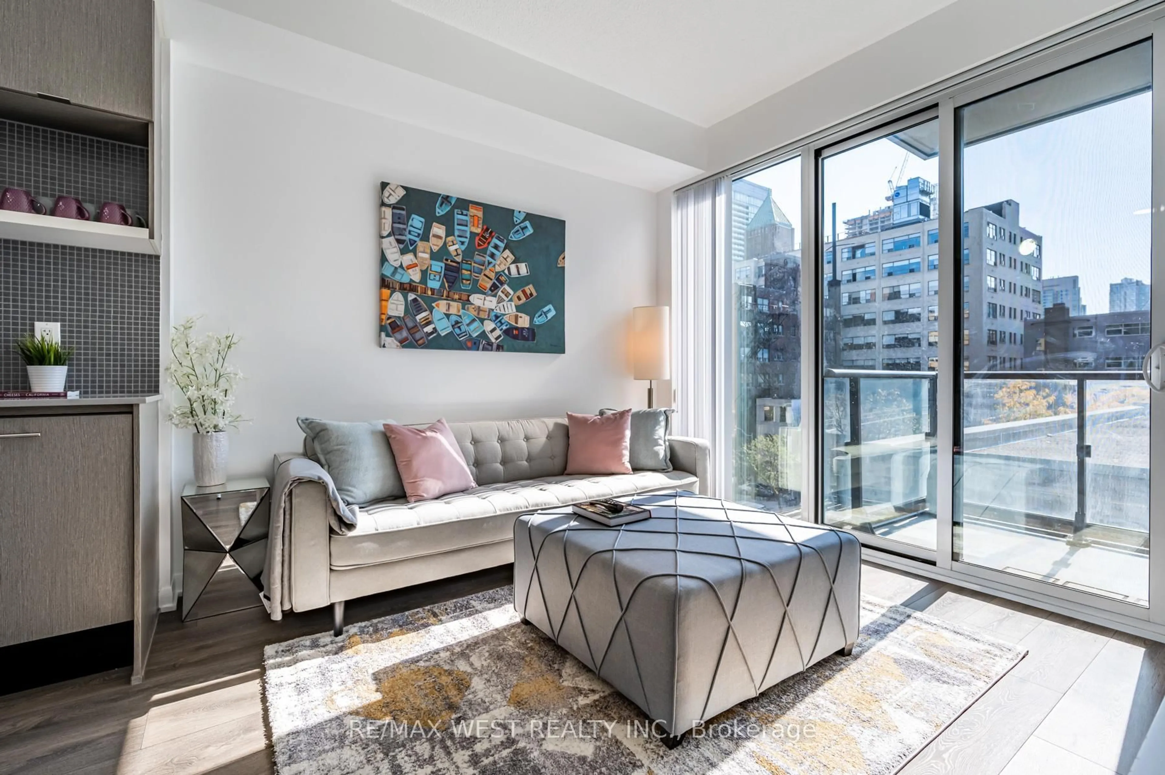 Living room with furniture, unknown for 435 Richmond St #409, Toronto Ontario M5V 0N1