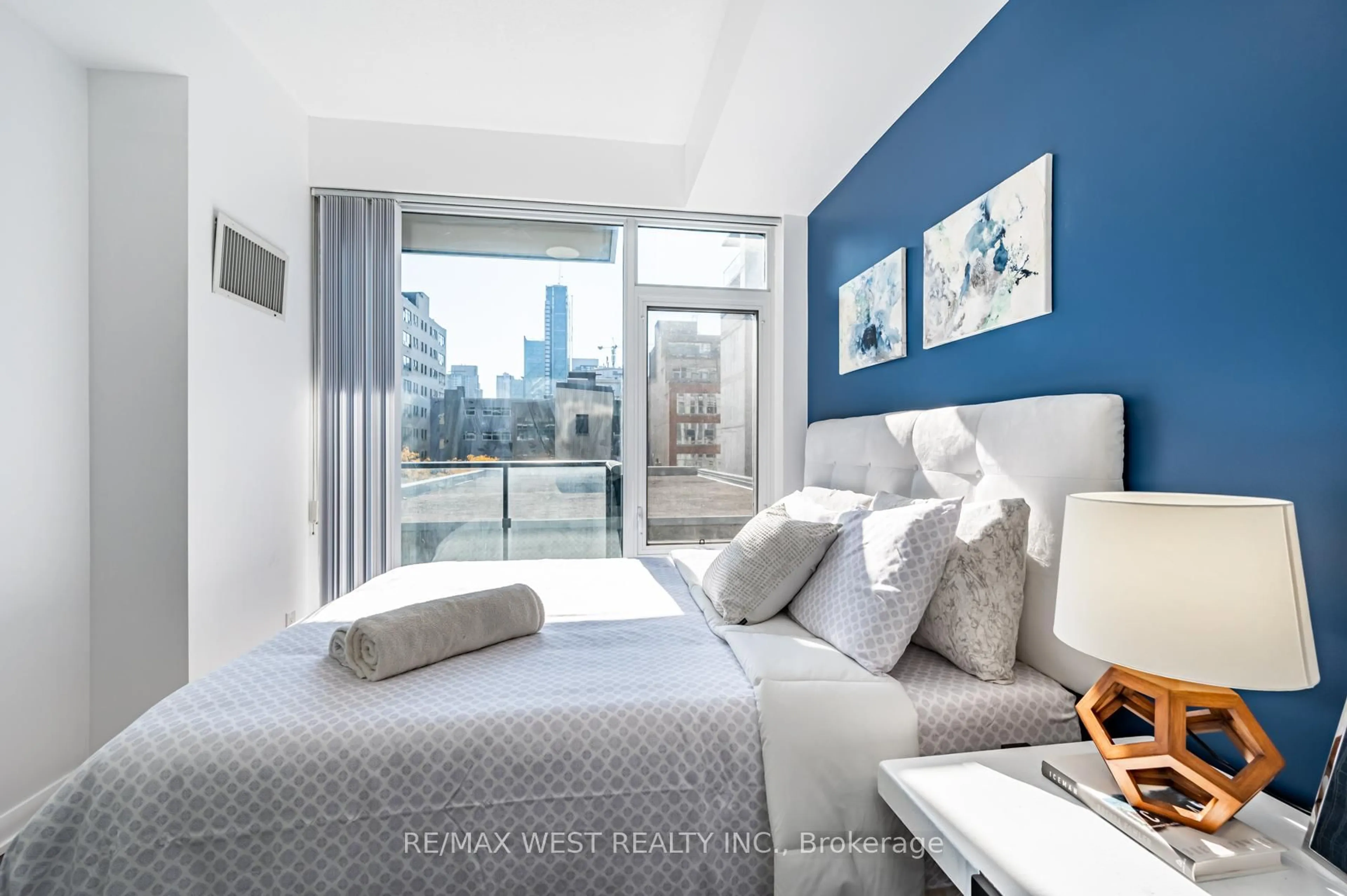 Bedroom with bed, unknown for 435 Richmond St #409, Toronto Ontario M5V 0N1