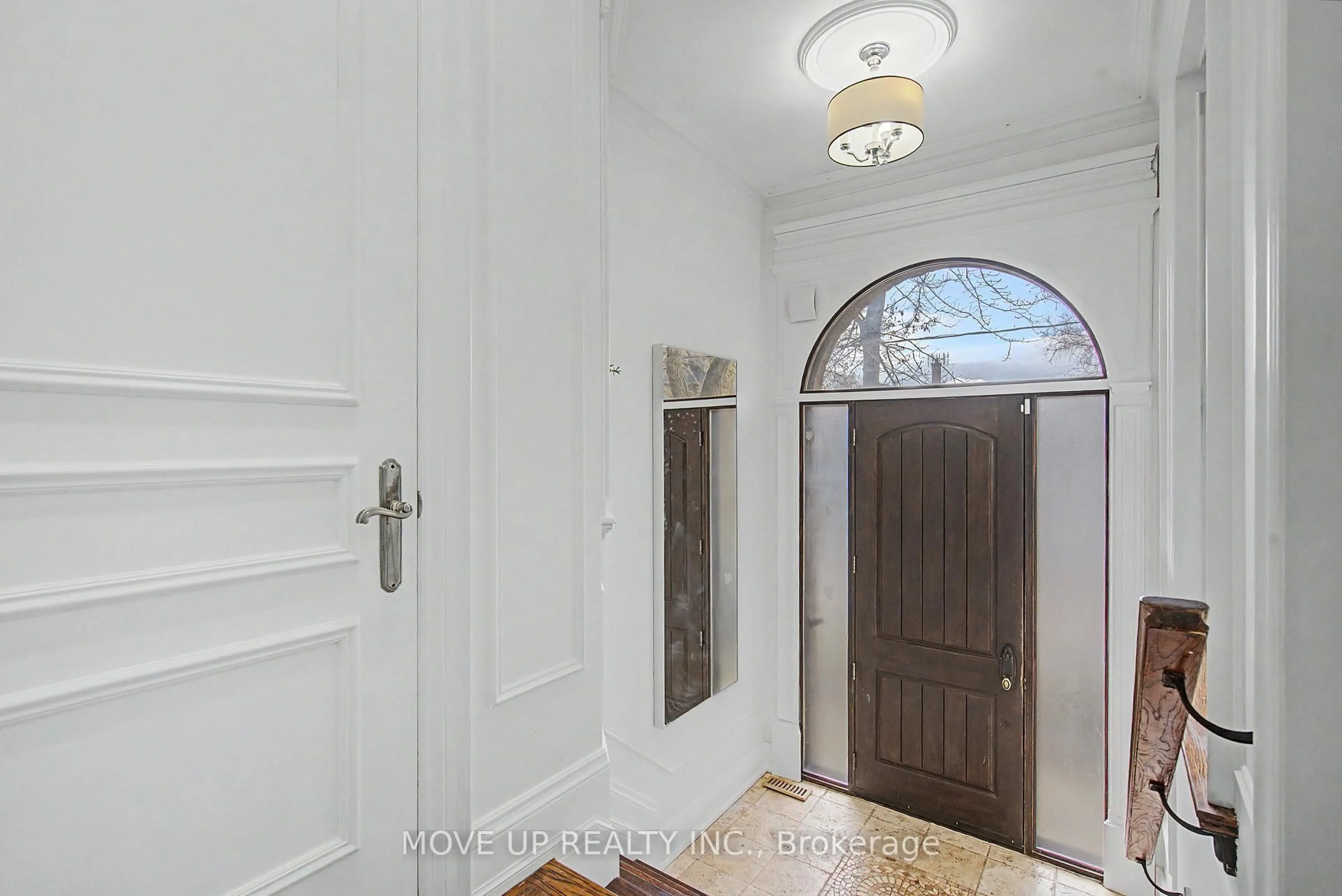 Indoor entryway for 226 Glengarry Ave, Toronto Ontario M5M 1E4