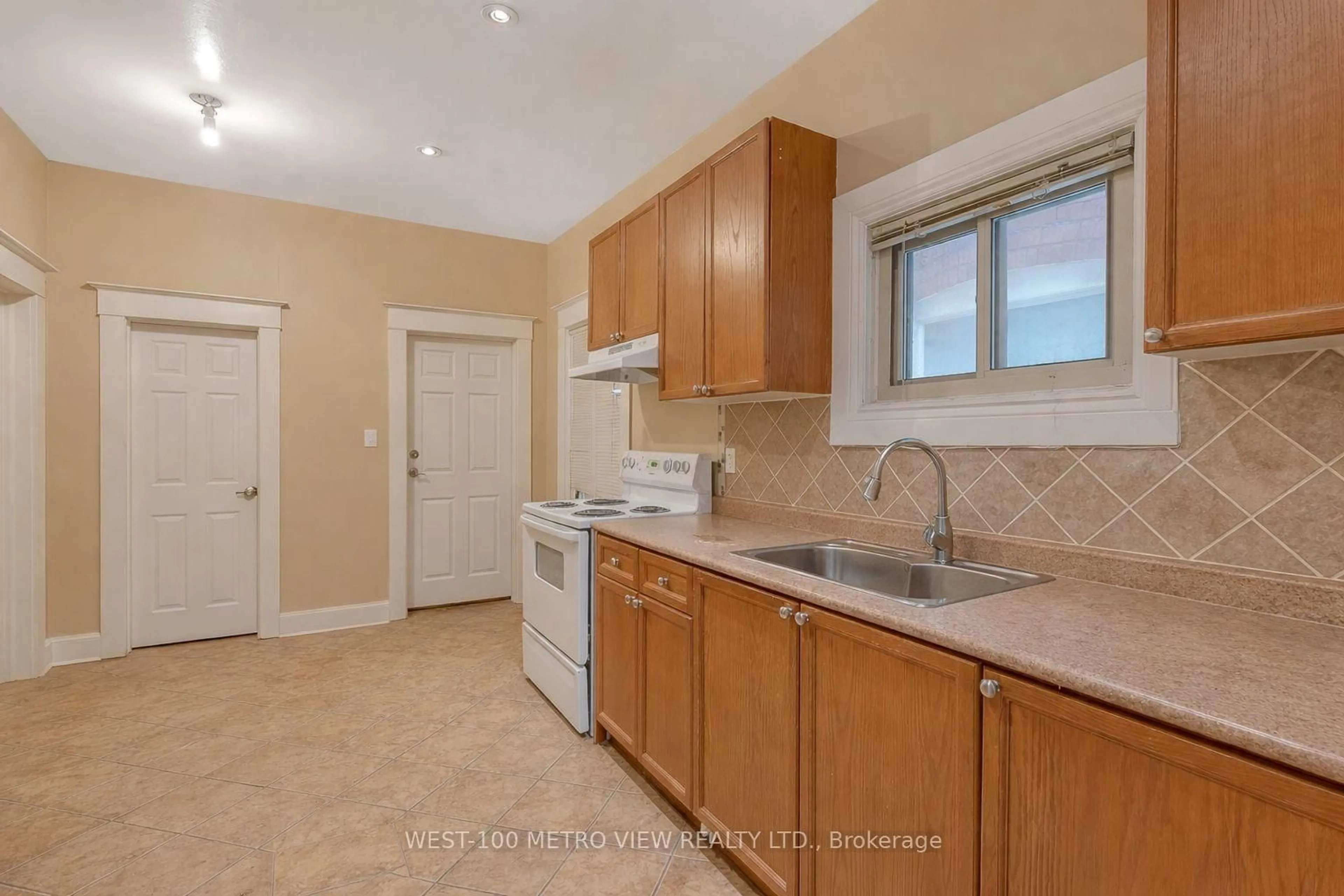 Standard kitchen, unknown for 1733 Dufferin St, Toronto Ontario M6E 3N9