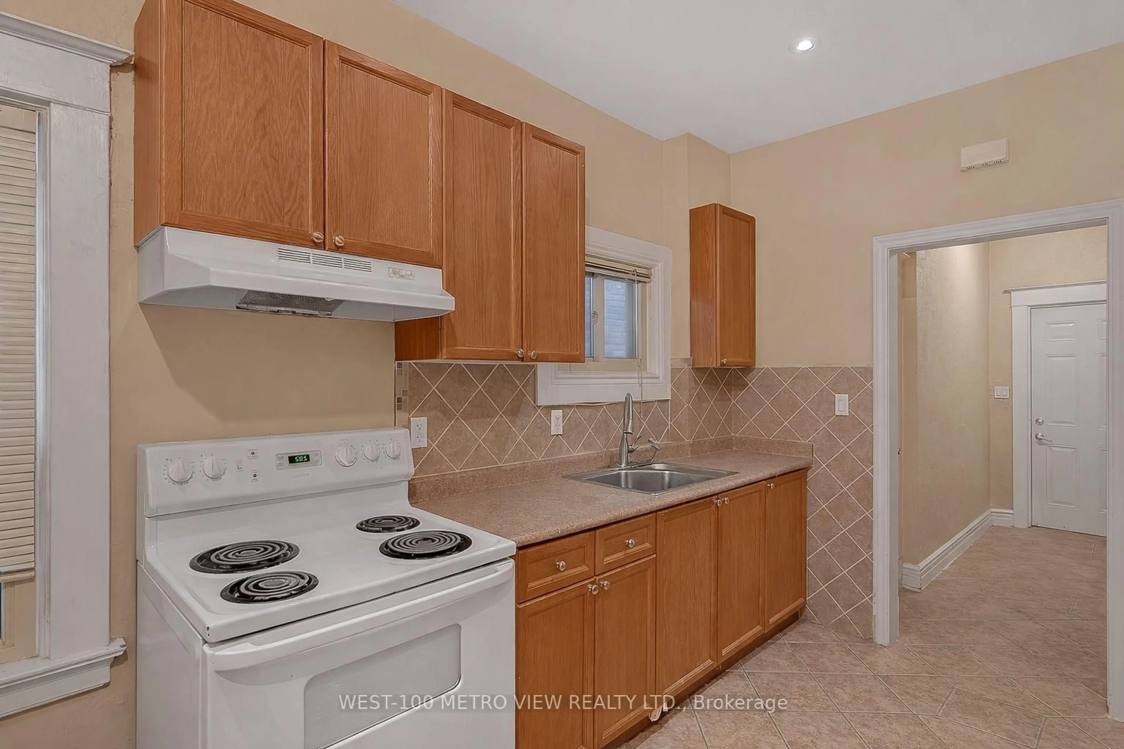 Standard kitchen, unknown for 1733 Dufferin St, Toronto Ontario M6E 3N9