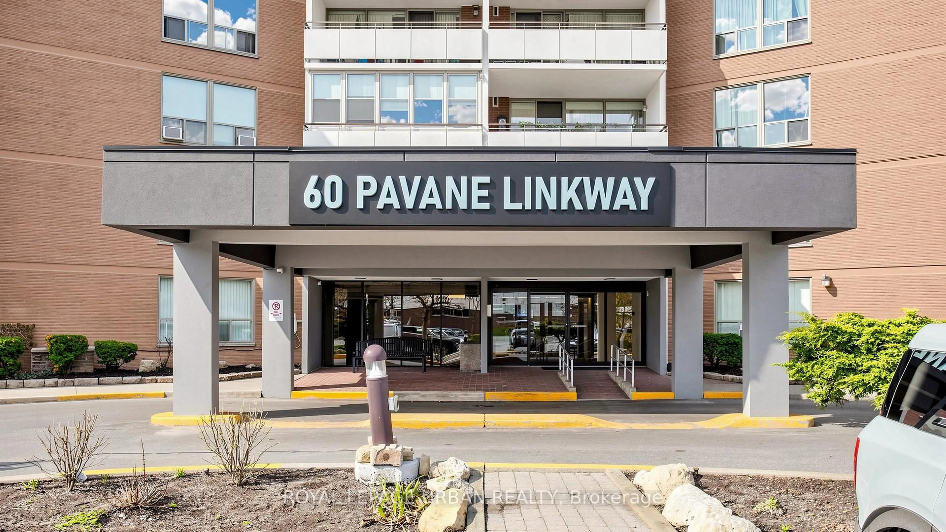 Indoor foyer for 60 Pavane Linkway #602, Toronto Ontario M3C 1A1
