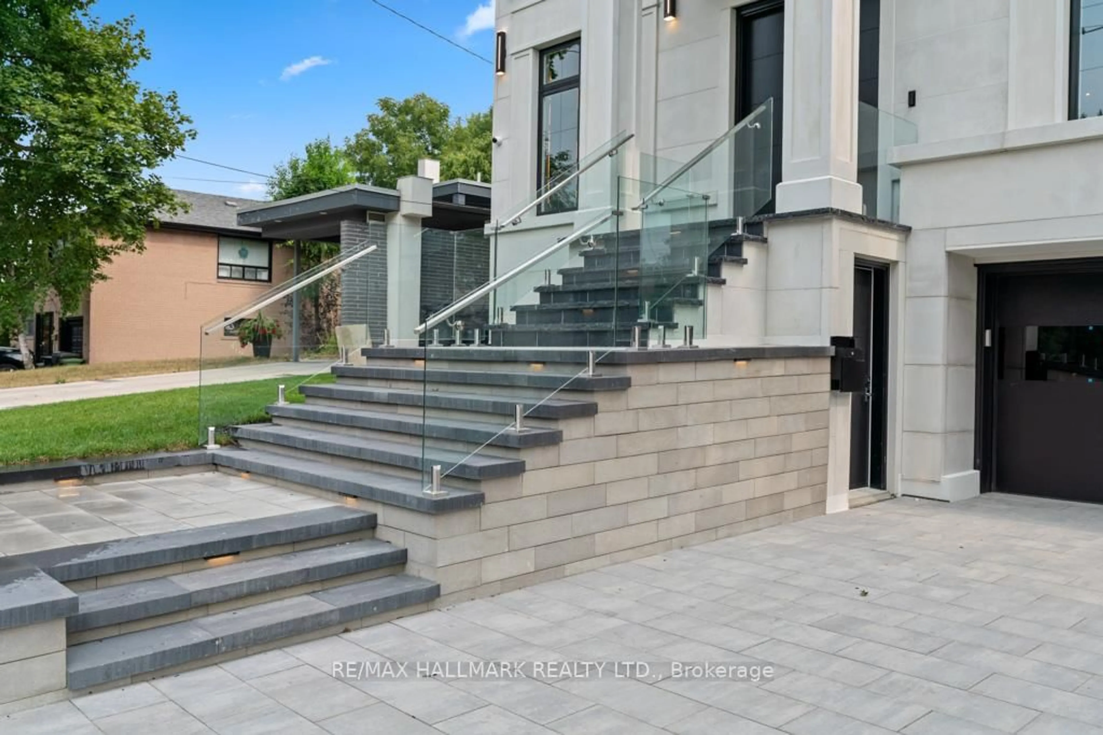 Stairs for 215 Northwood Dr, Toronto Ontario M2M 2K5