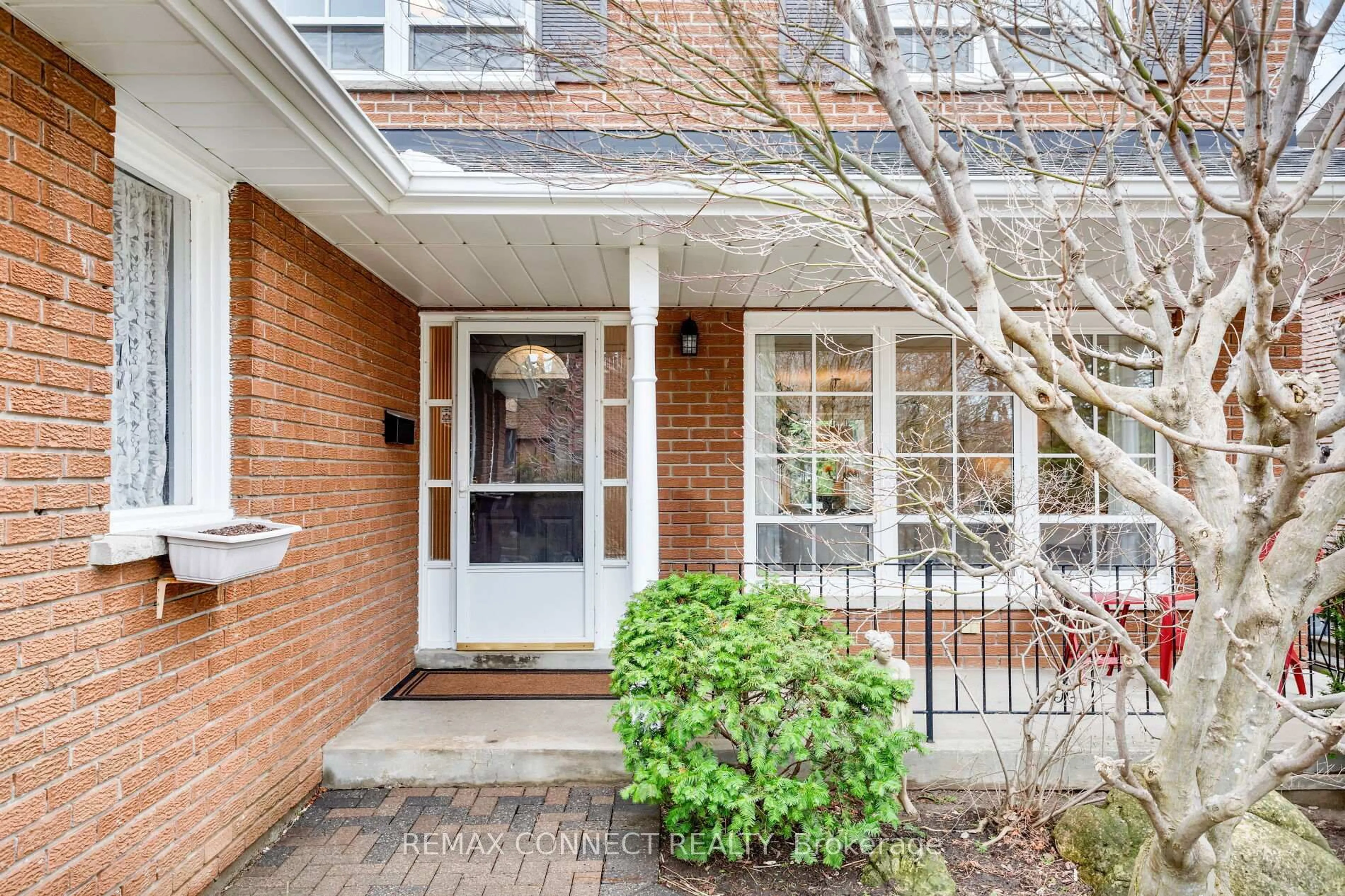 Indoor entryway for 16 Shadberry Dr, Toronto Ontario M2H 3C8