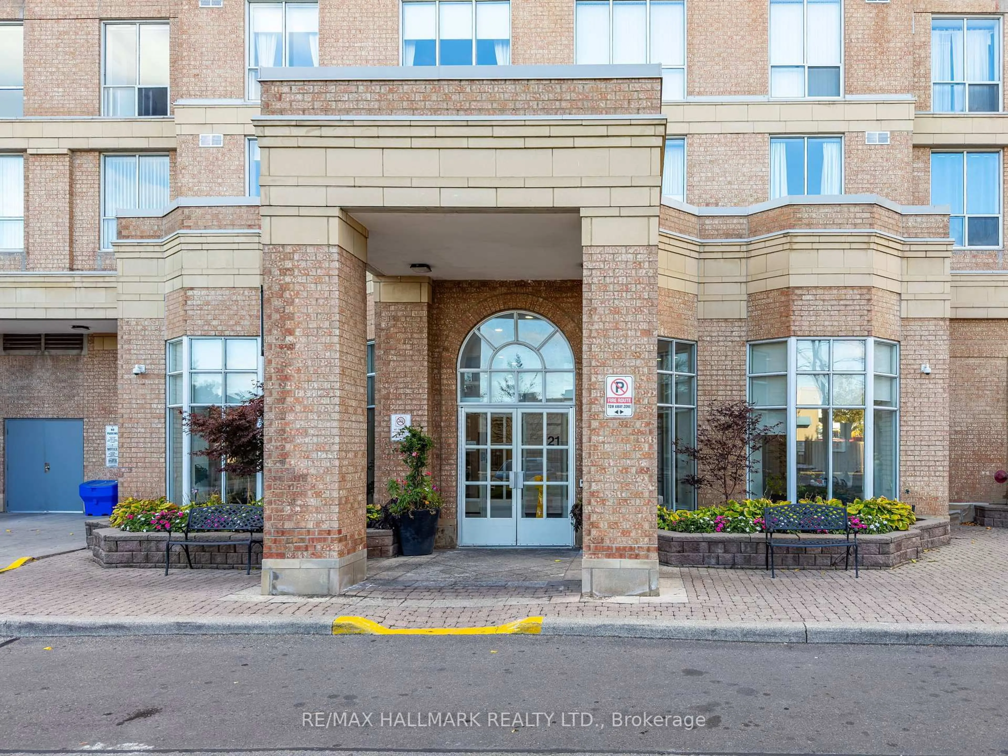 Indoor foyer for 21 Overlea Blvd #1801, Toronto Ontario M4H 1P2