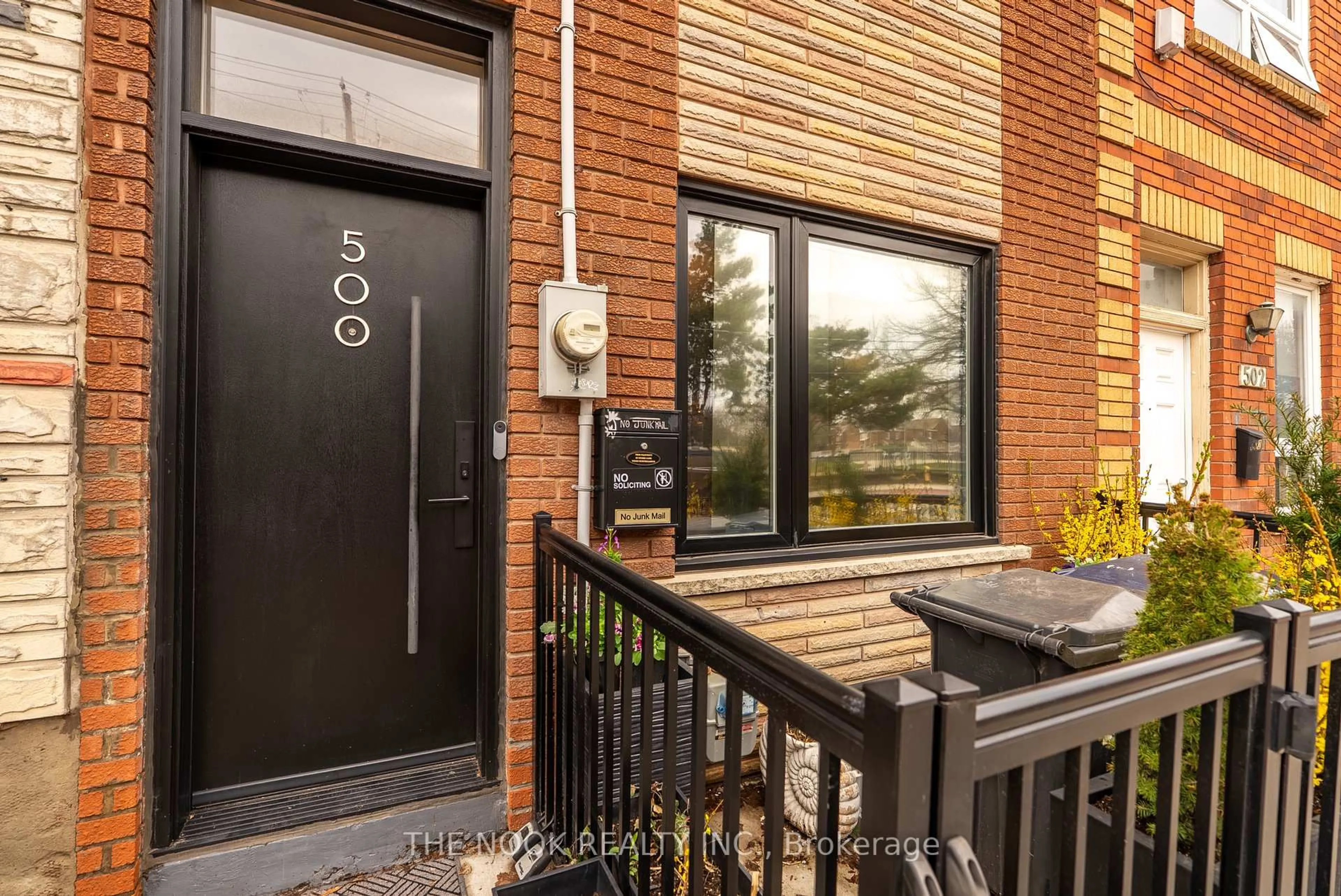 Indoor entryway for 500 Dufferin St, Toronto Ontario M6K 2A6