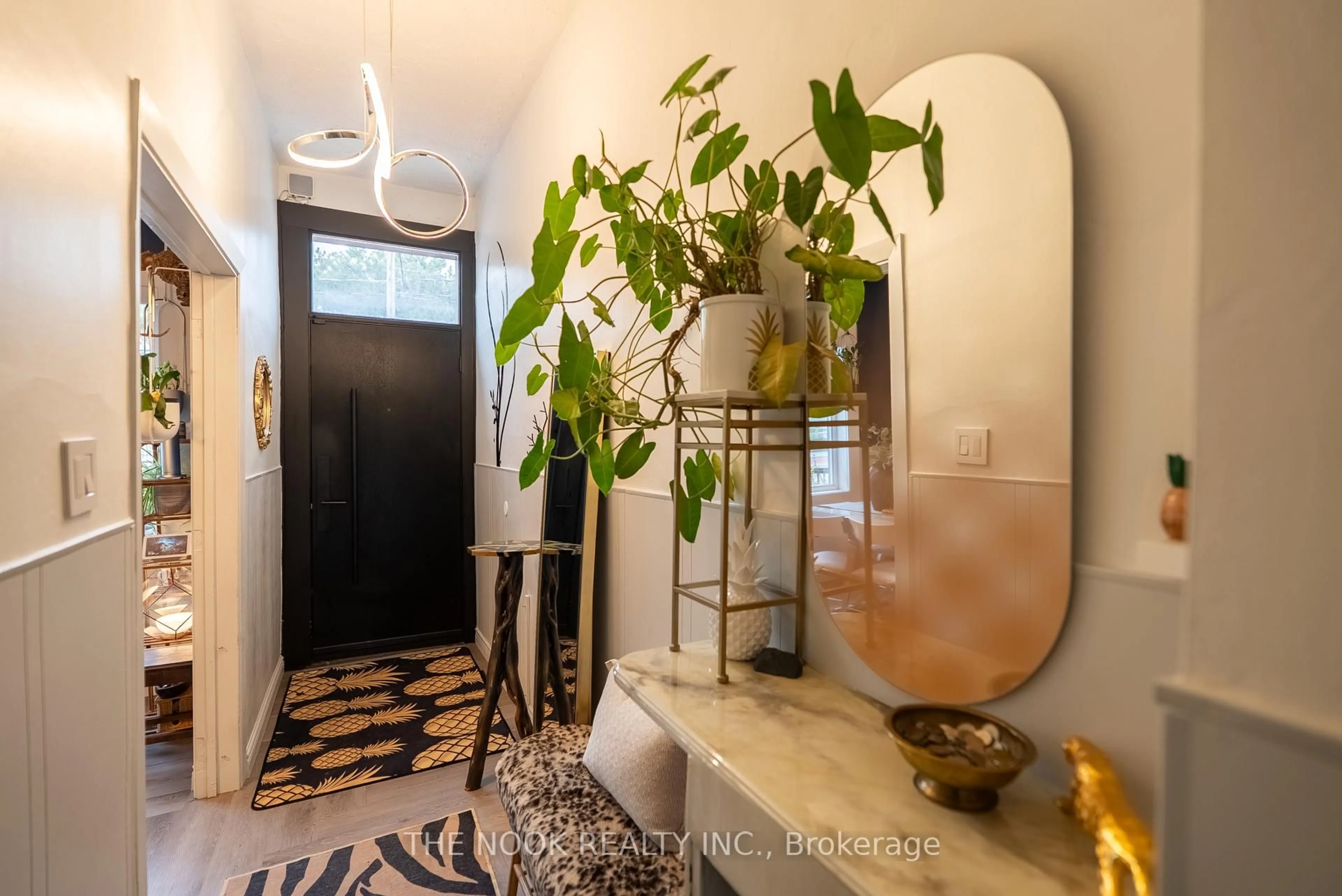 Indoor entryway for 500 Dufferin St, Toronto Ontario M6K 2A6