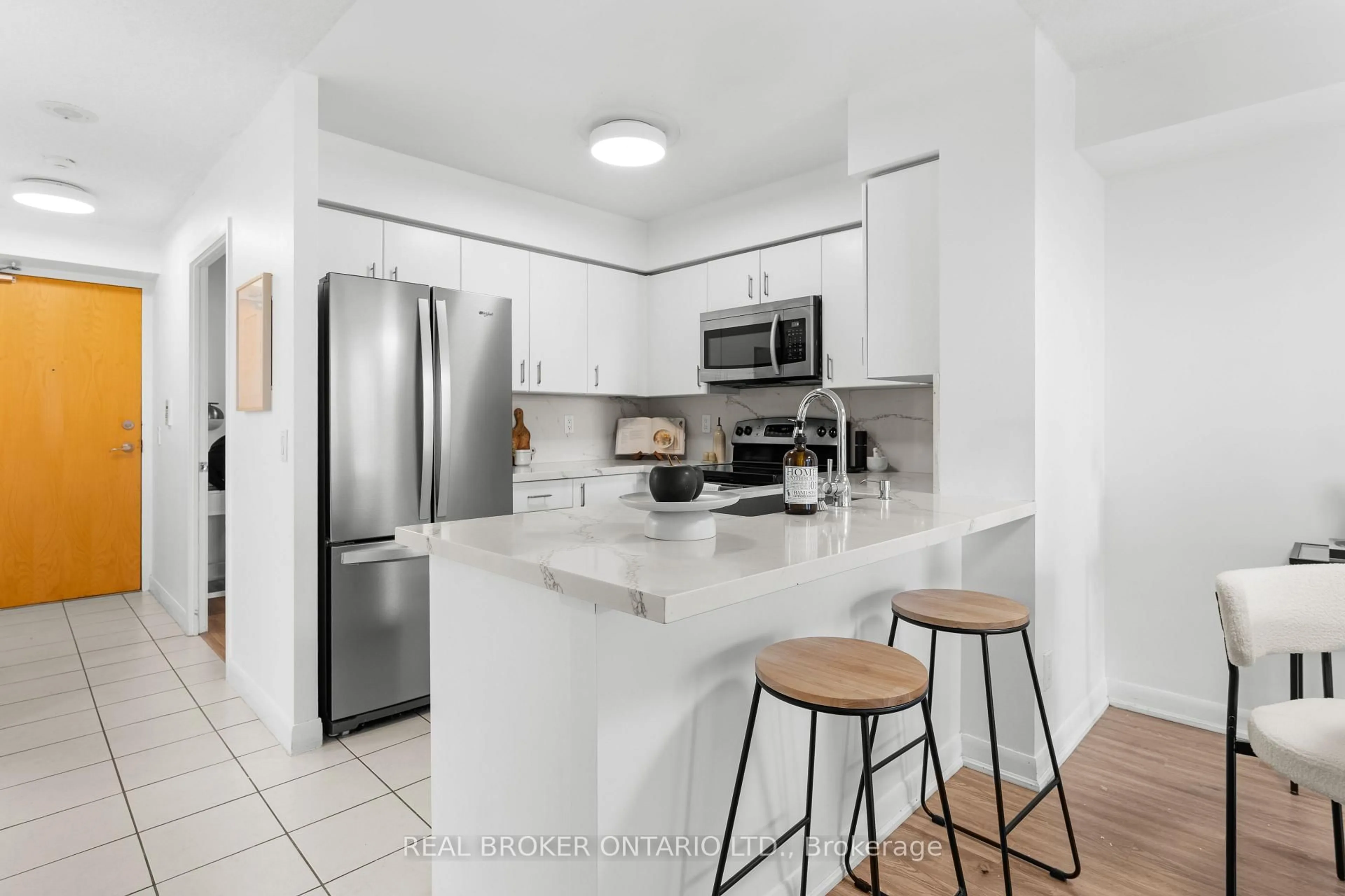 Standard kitchen, ceramic/tile floor for 4978 Yonge St #701, Toronto Ontario M2N 7G8