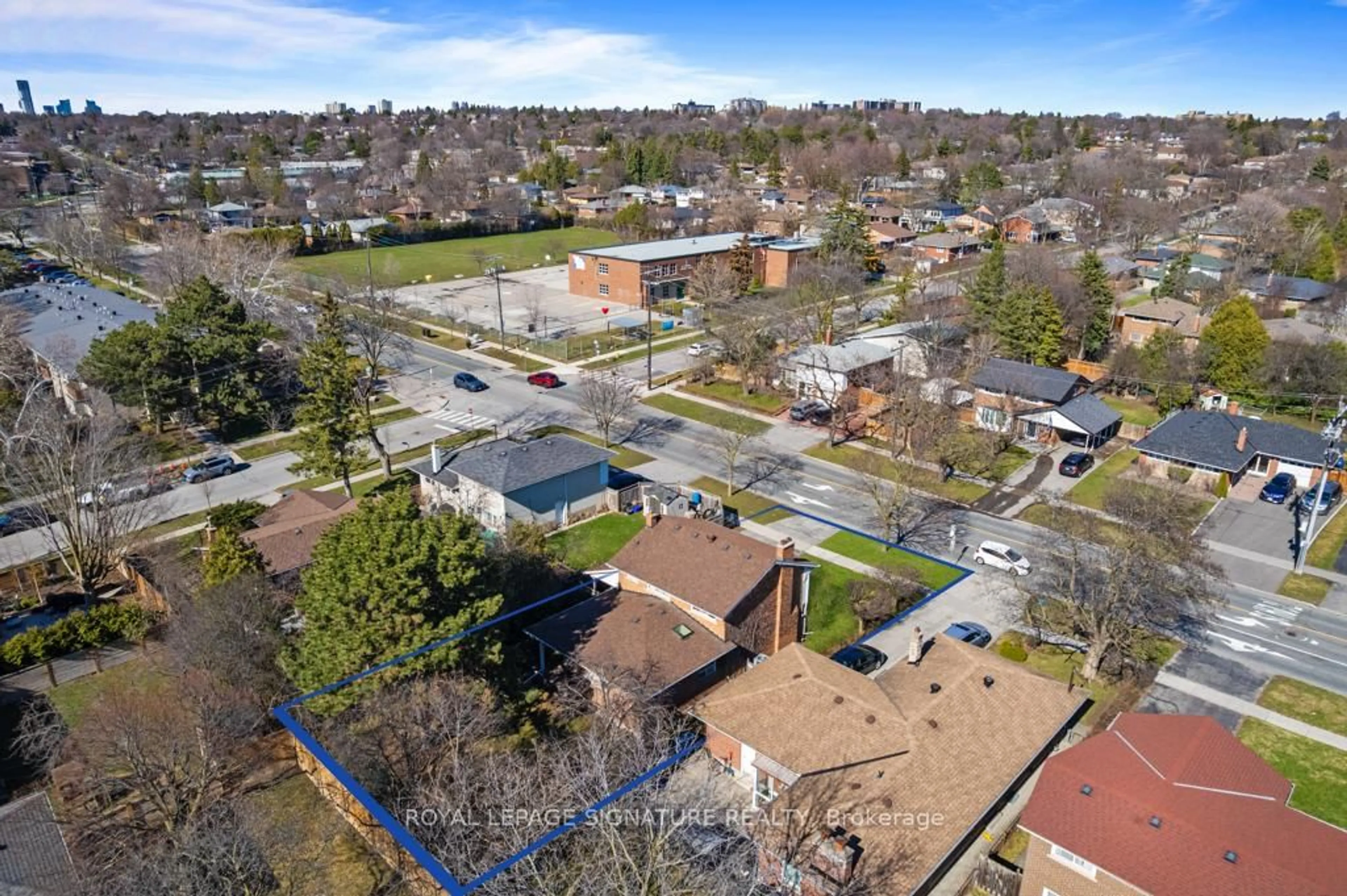 A pic from outside/outdoor area/front of a property/back of a property/a pic from drone, street for 8 Underhill Dr, Toronto Ontario M3A 2J2