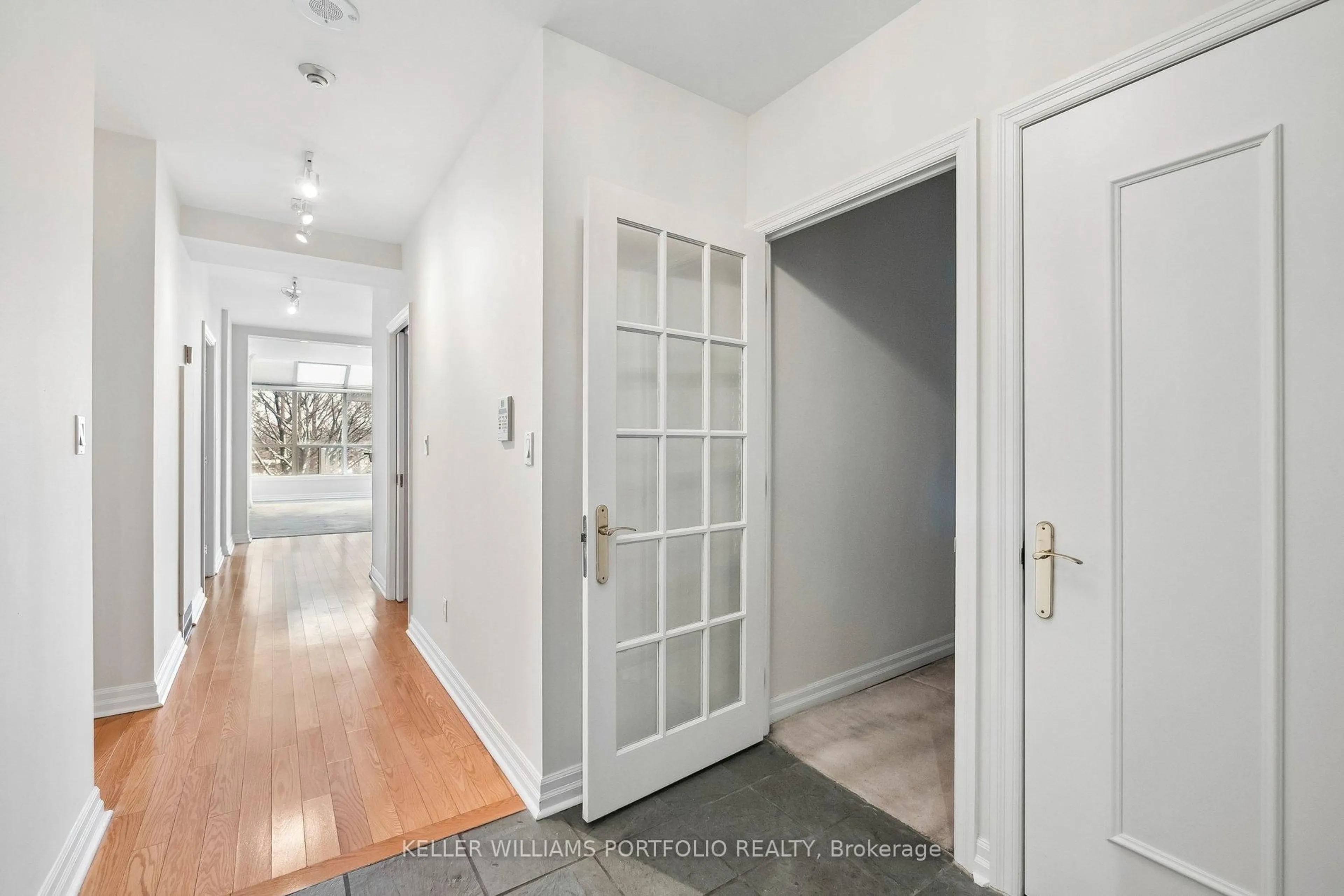 Indoor entryway for 2727 Yonge St #702, Toronto Ontario M4N 3R6