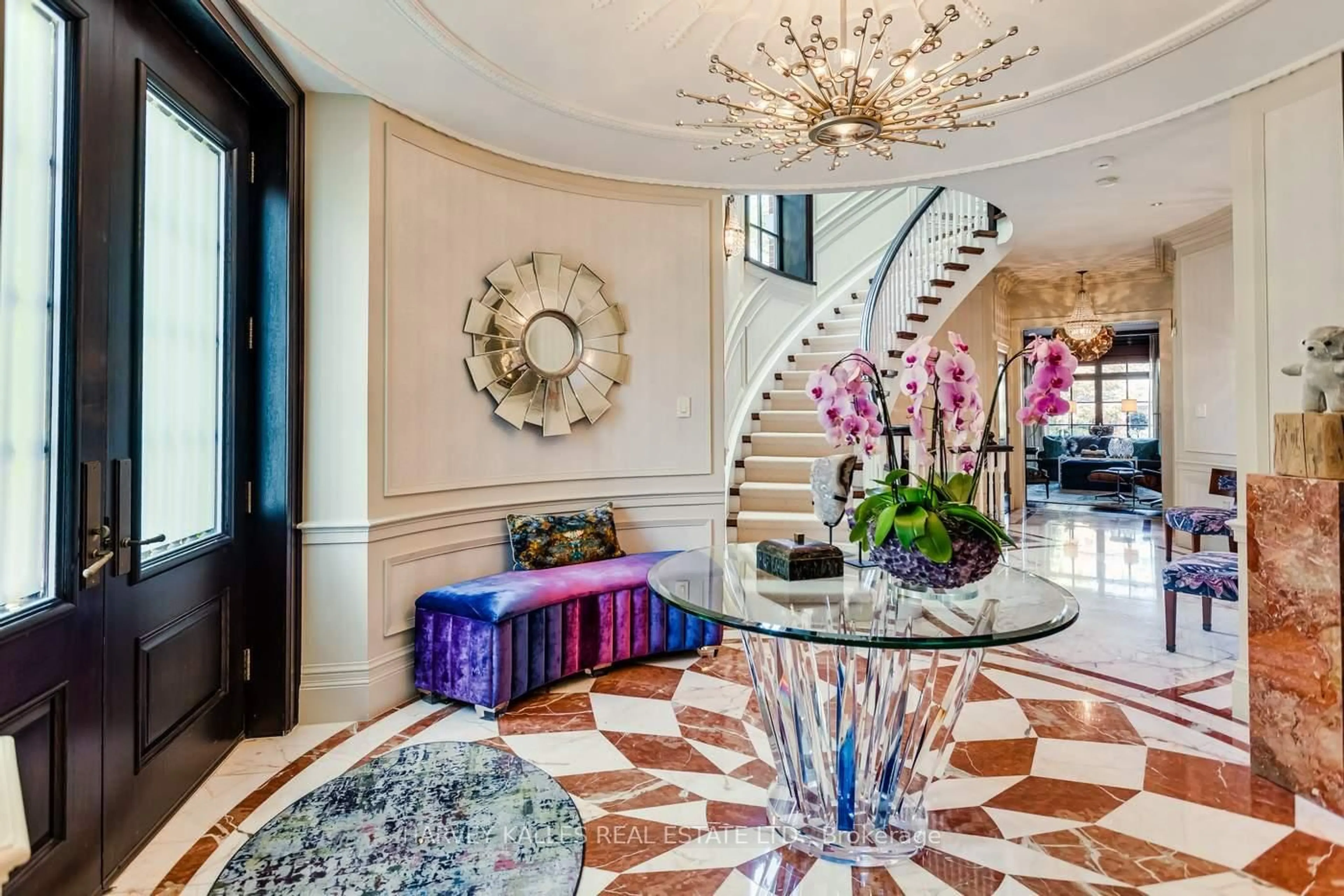 Indoor foyer for 92 South Dr, Toronto Ontario M4W 1R6