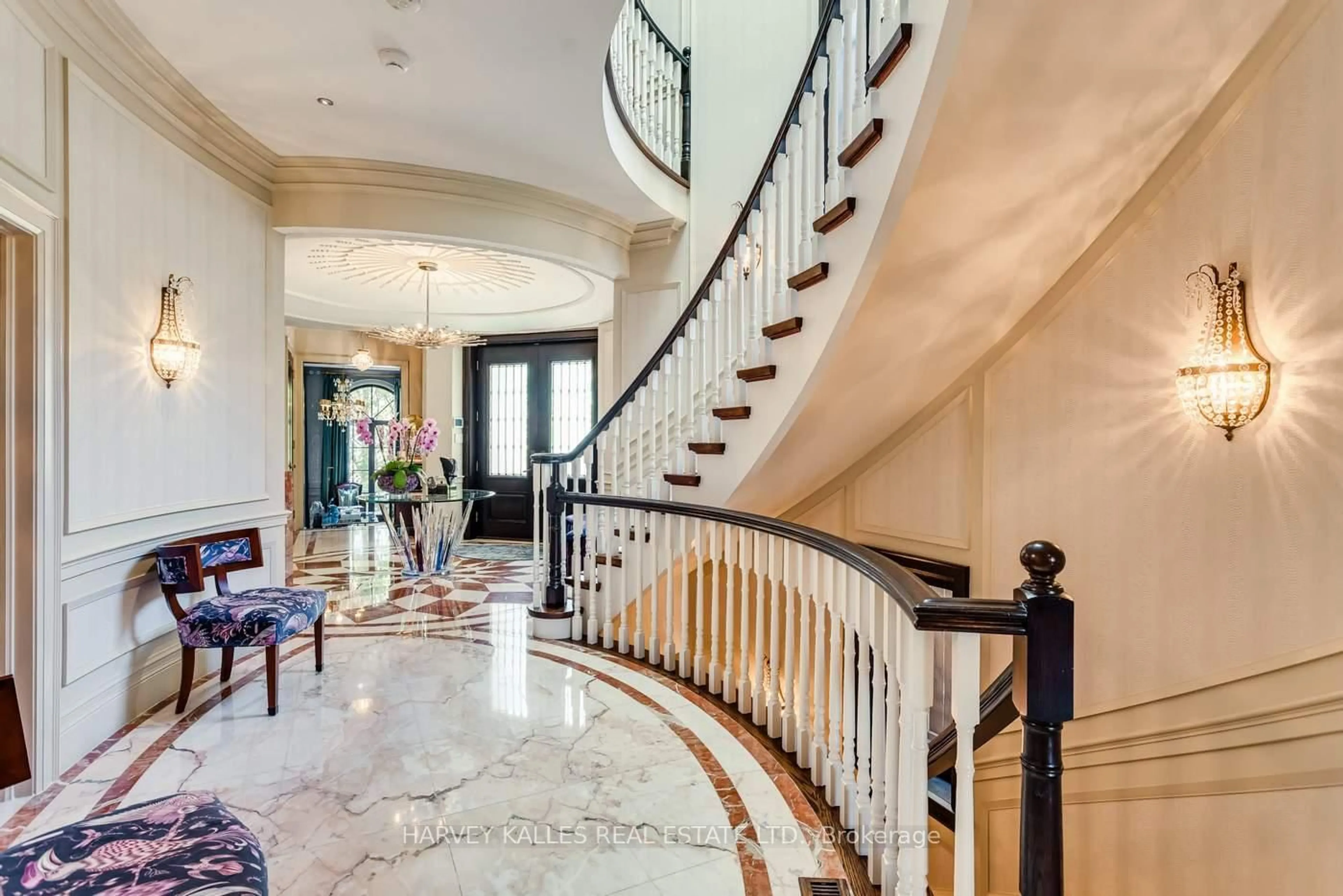 Indoor foyer for 92 South Dr, Toronto Ontario M4W 1R6