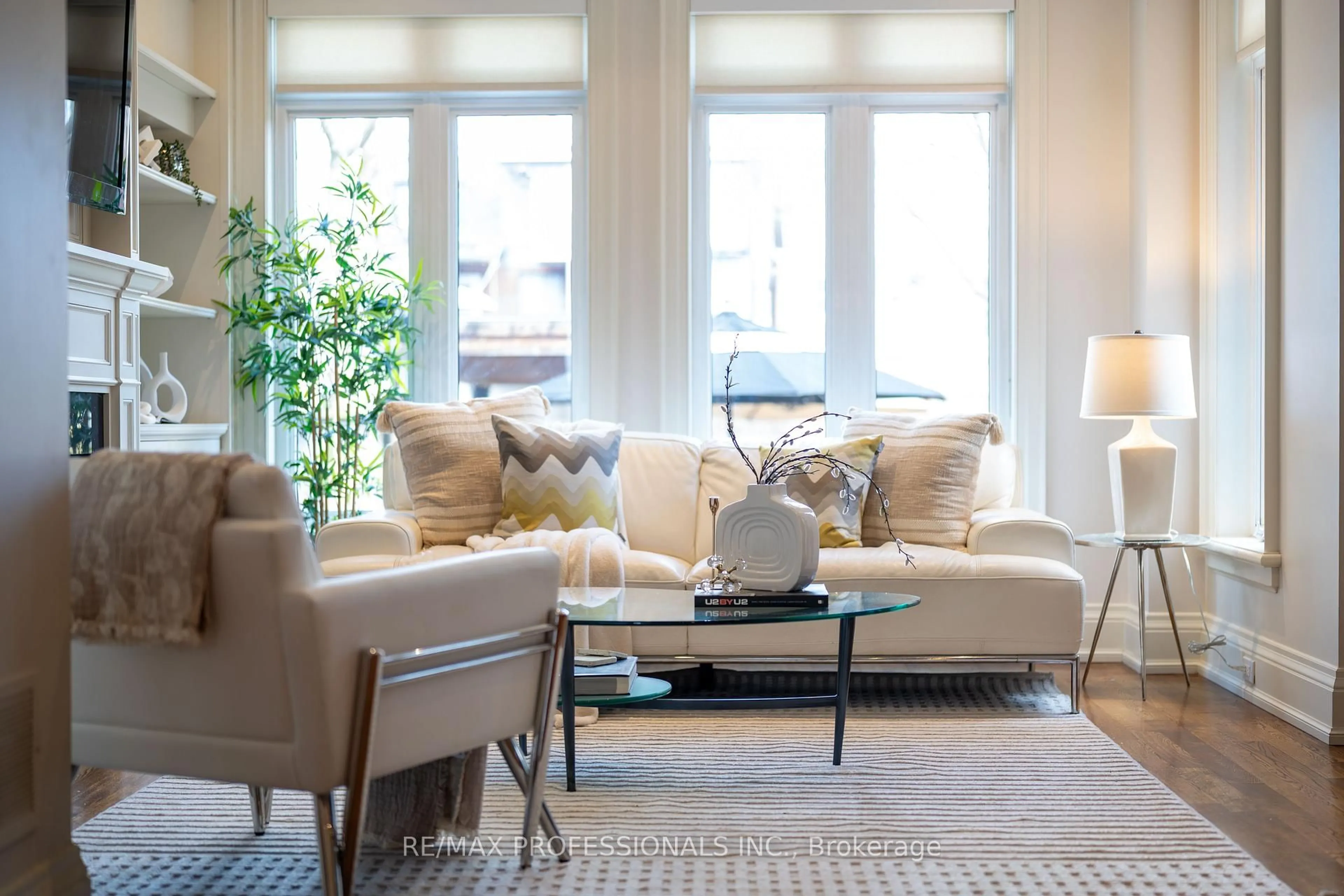 Living room with furniture, carpet floor for 721 Markham St, Toronto Ontario M6G 2M2