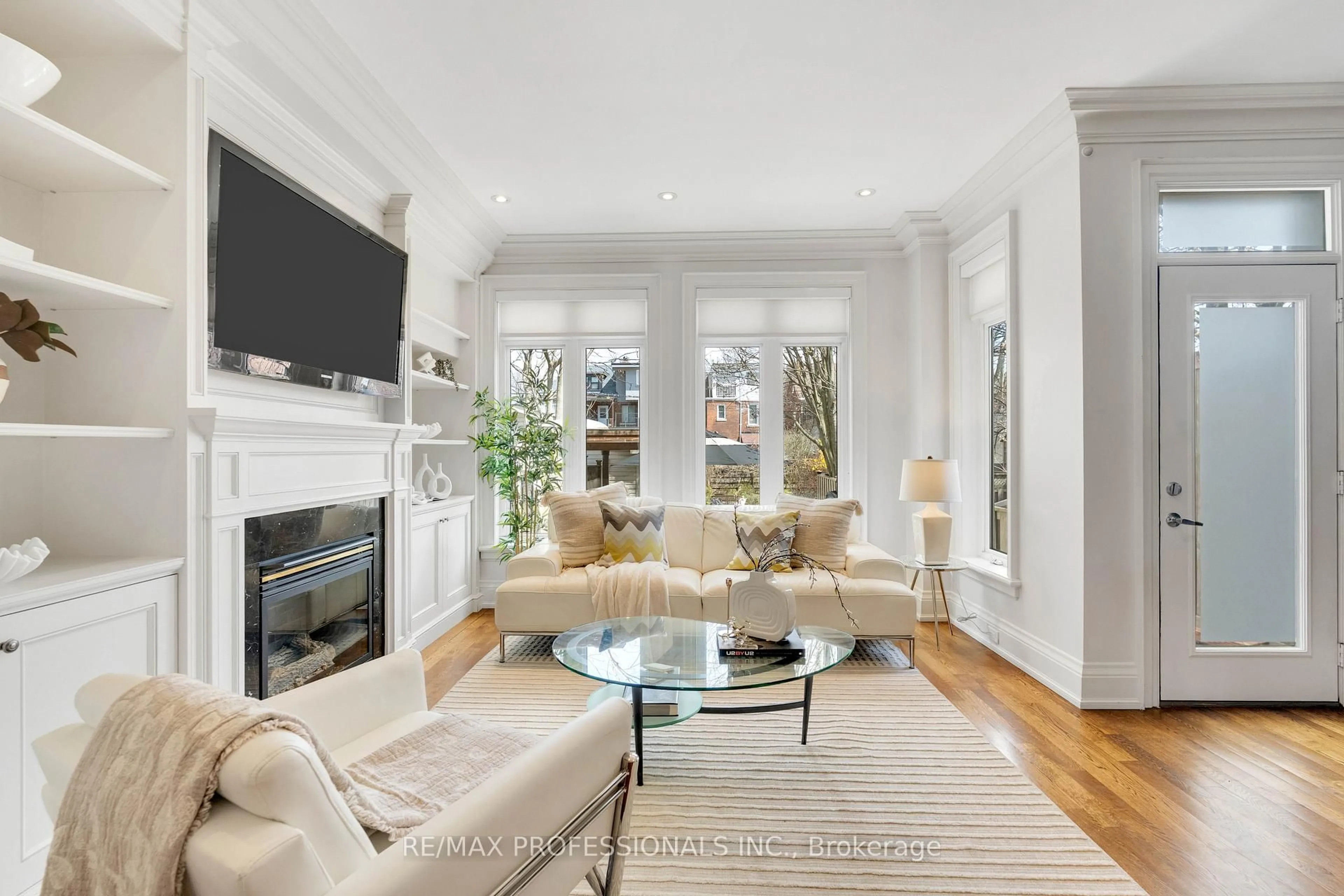 Living room with furniture, unknown for 721 Markham St, Toronto Ontario M6G 2M2