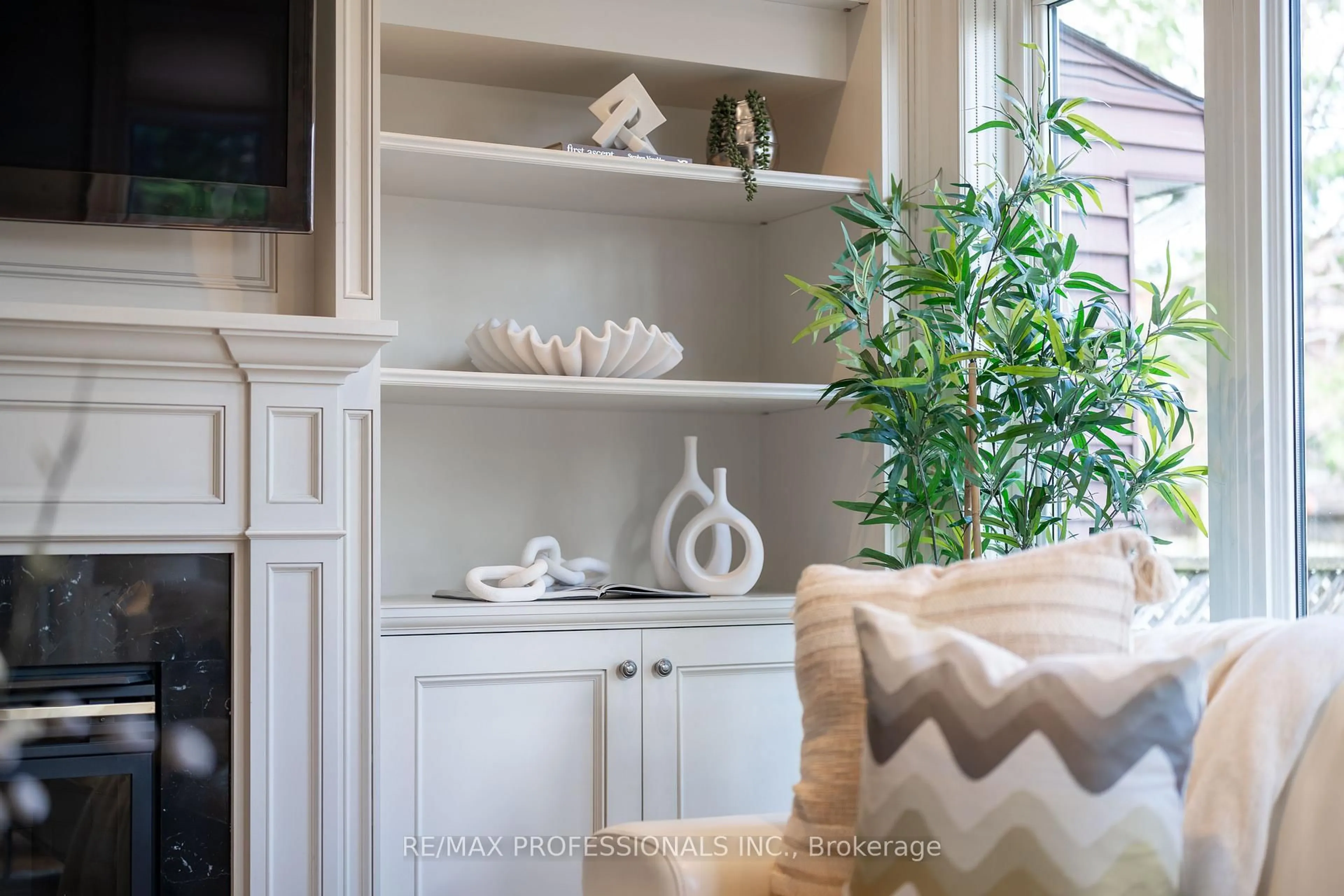 Unknown for 721 Markham St, Toronto Ontario M6G 2M2