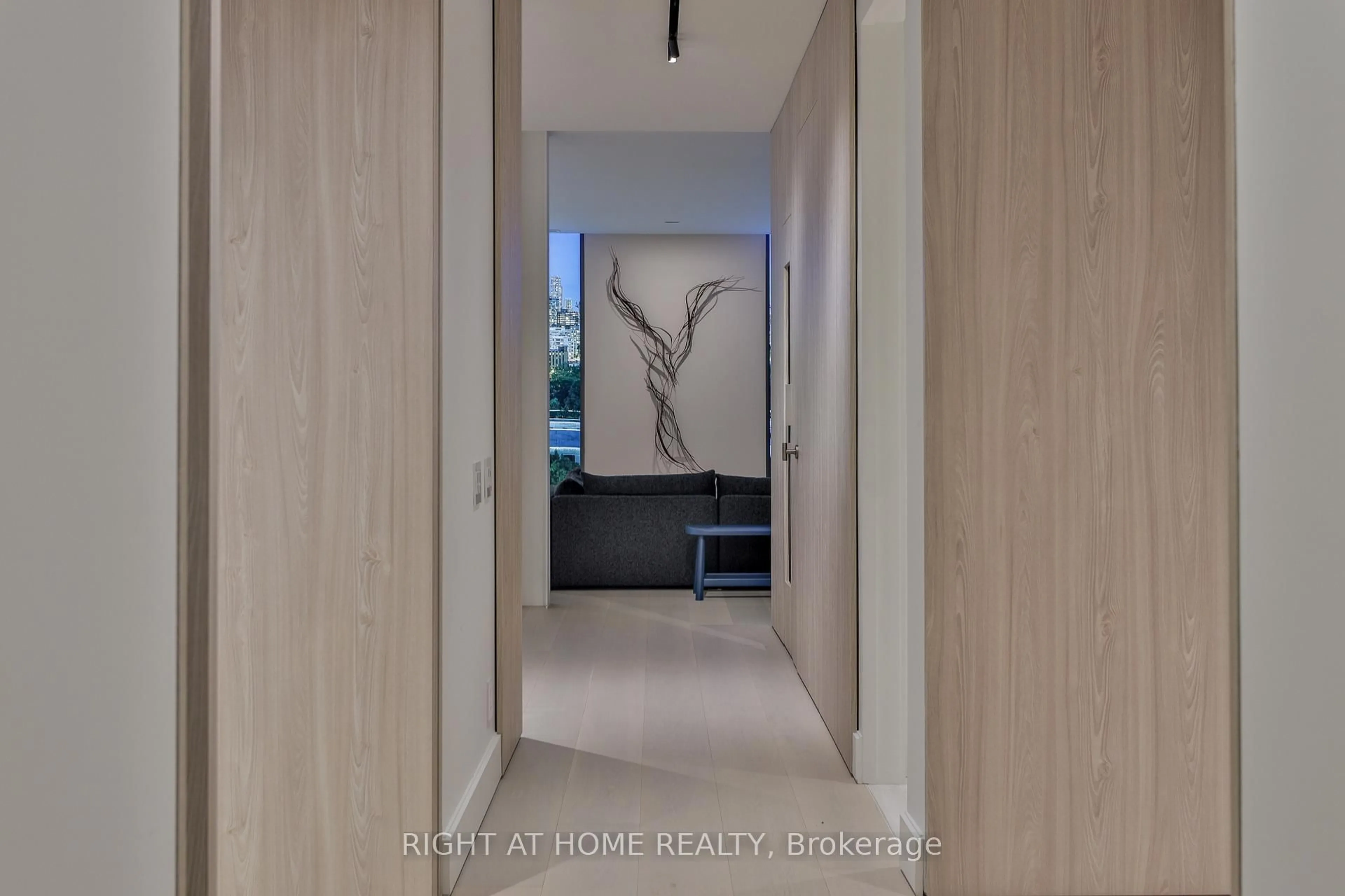 Indoor entryway for 1 Roxborough St #403, Toronto Ontario M4W 2L4